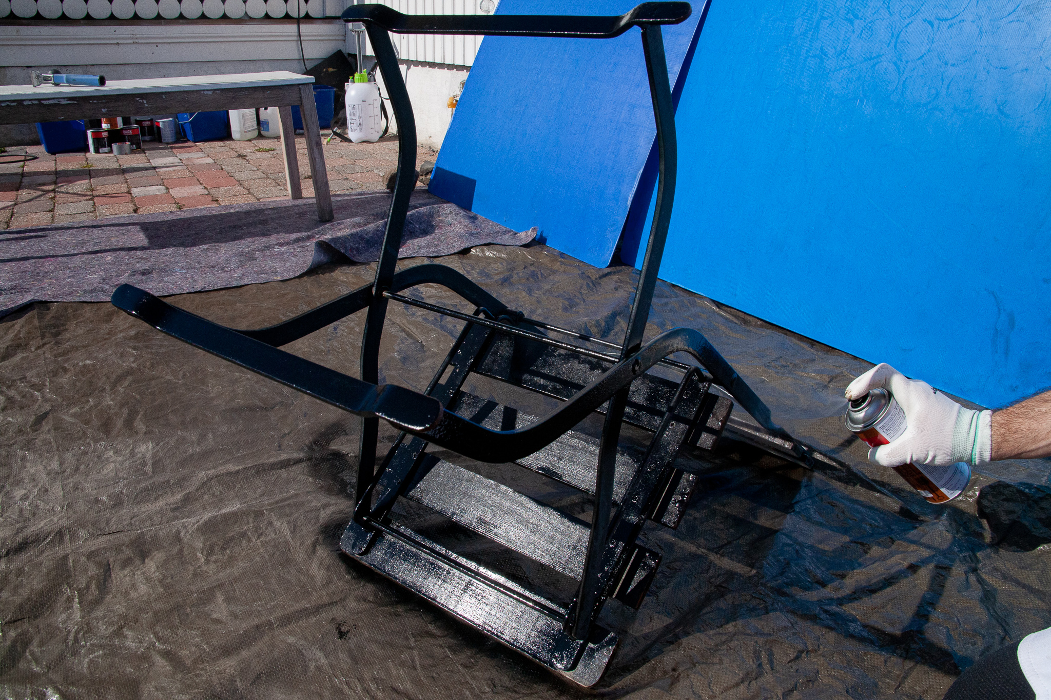 Bruk spray på metallet.