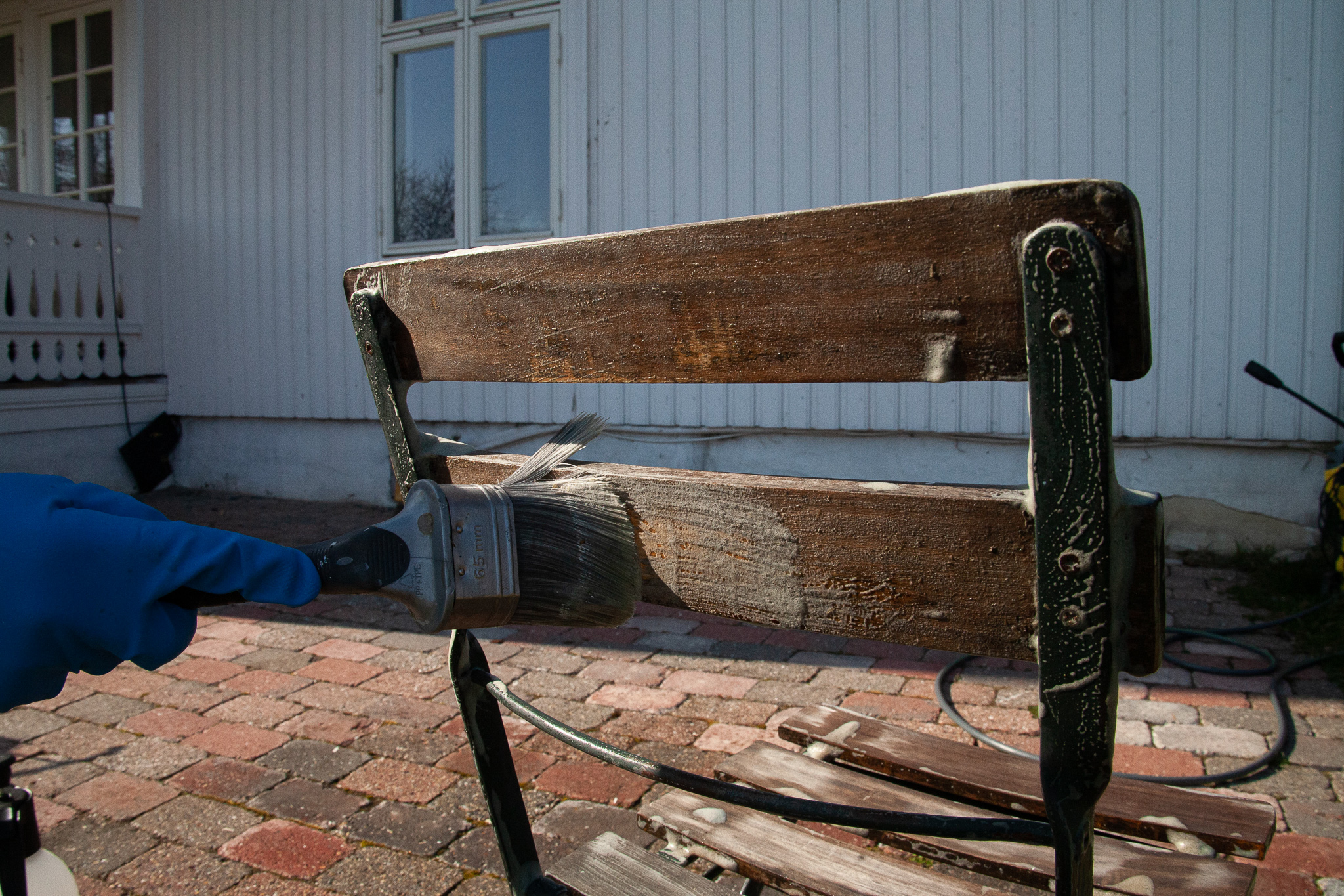 Vask møblene før du maler for å fjerne fett, sot, sopp og alger.
