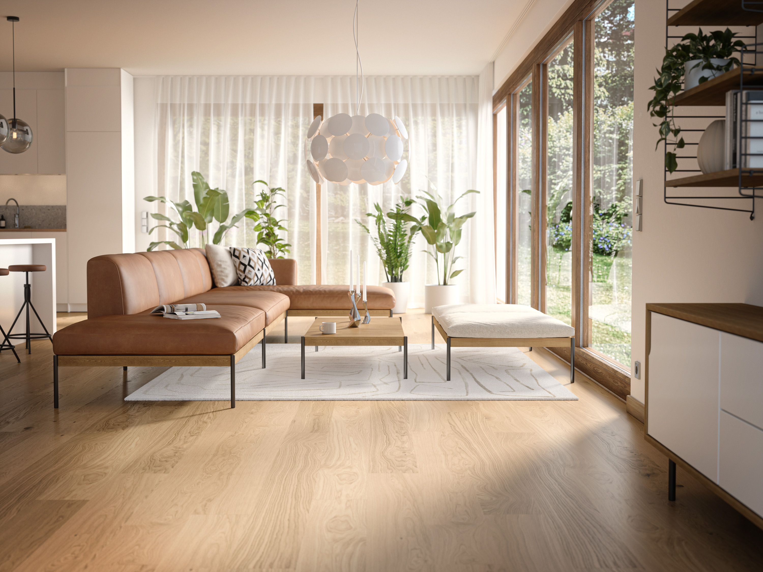 Stue med parkett og brun skinnsofa foran vinduer 