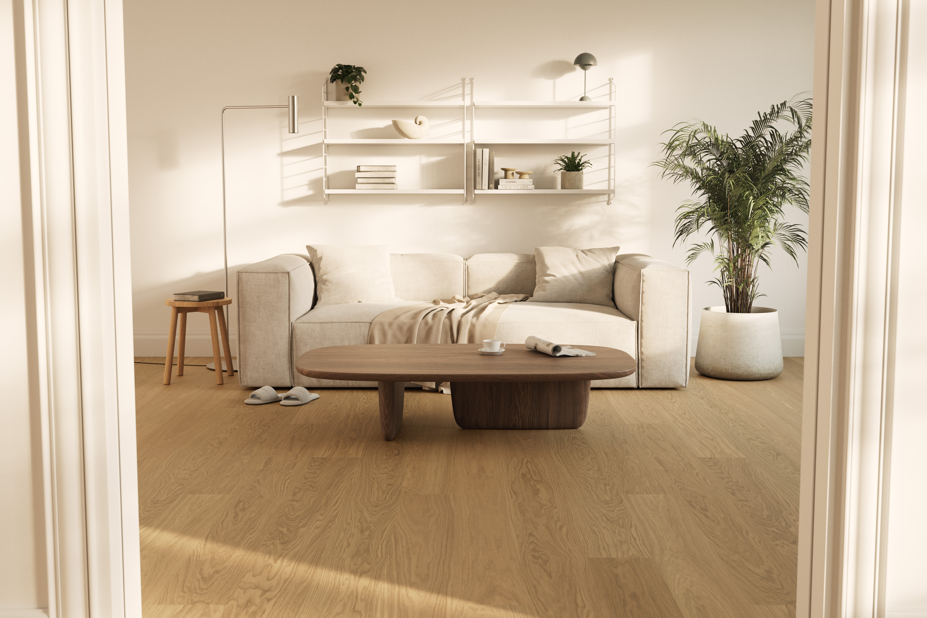 Stue med beige sofa med veggreol bak. Parkettgulv.