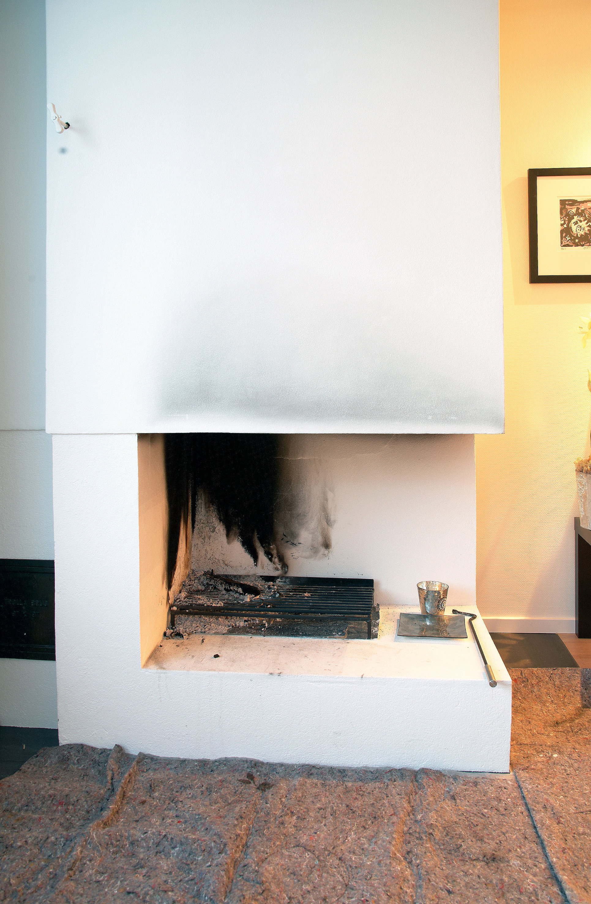 UHELL: Dårlig trekk eller bare glemt å åpne spjeldet… og den hvite peismuren ble grå. (Foto: Kristian Owren/ifi.no)