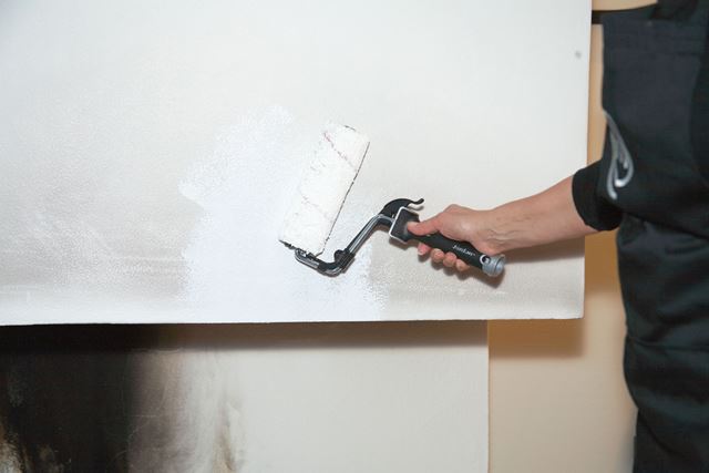 MALE: Eneste måten å få muren hvit igjen er å male på nytt. (Foto: Kristian Owren/ifi.no)