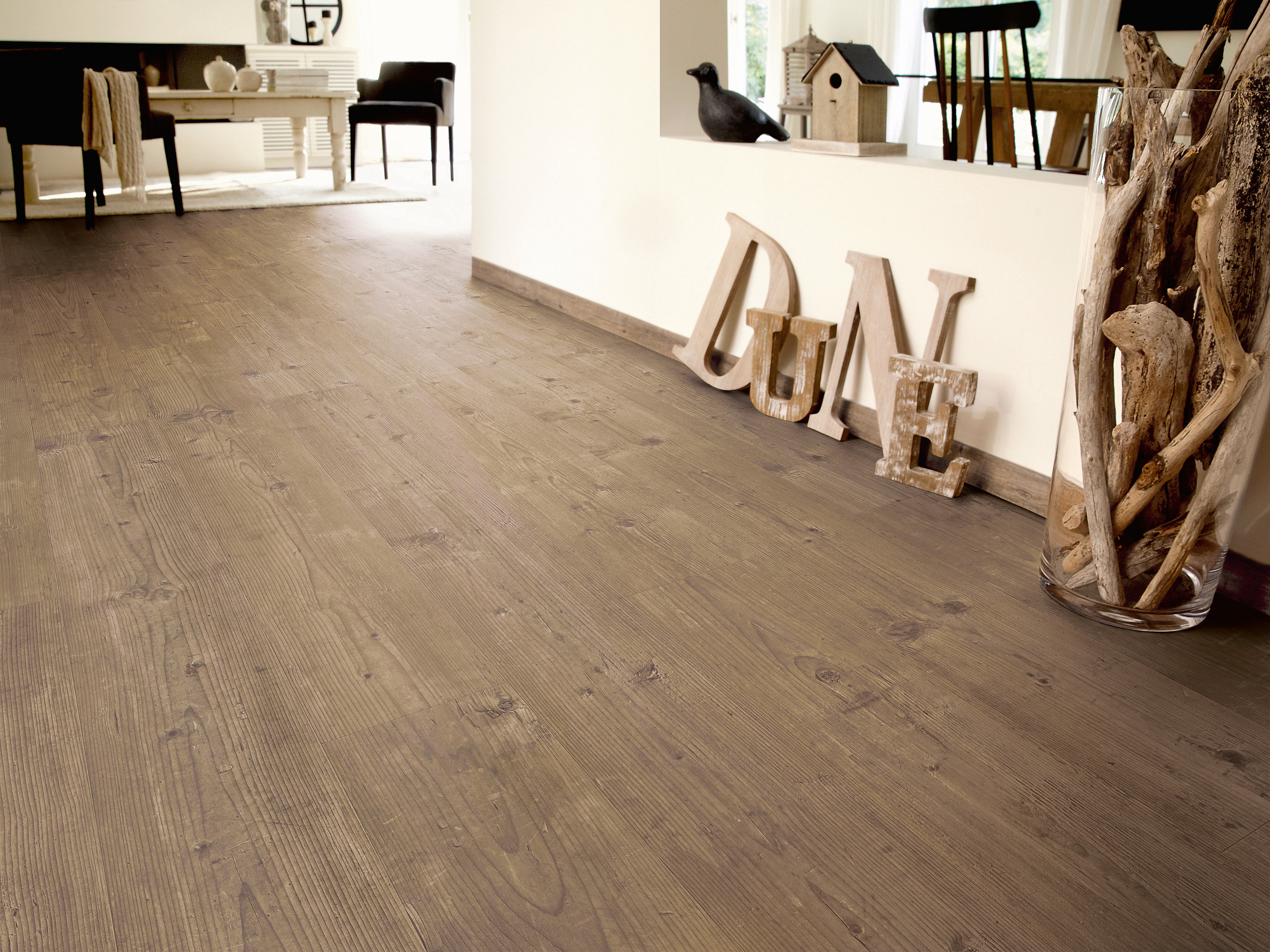 For b&aring;de parkett og laminat gjelder at gulvbordene blir b&aring;de lengre og bredere. Foto: Tarkett