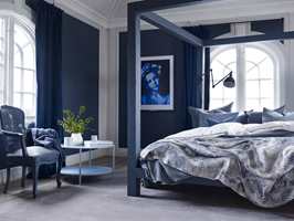 <b>BLÅTT OG HVITT SOVEROM:</b> Interiørdesigner Siv M. Brenne har laget soverom i blått og hvitt for Fargerike. (Foto: Per Erik Jæger)
