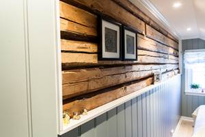 ORGINALEN: De gamle tømmerstokkene er synlige på veggen i soverommet.