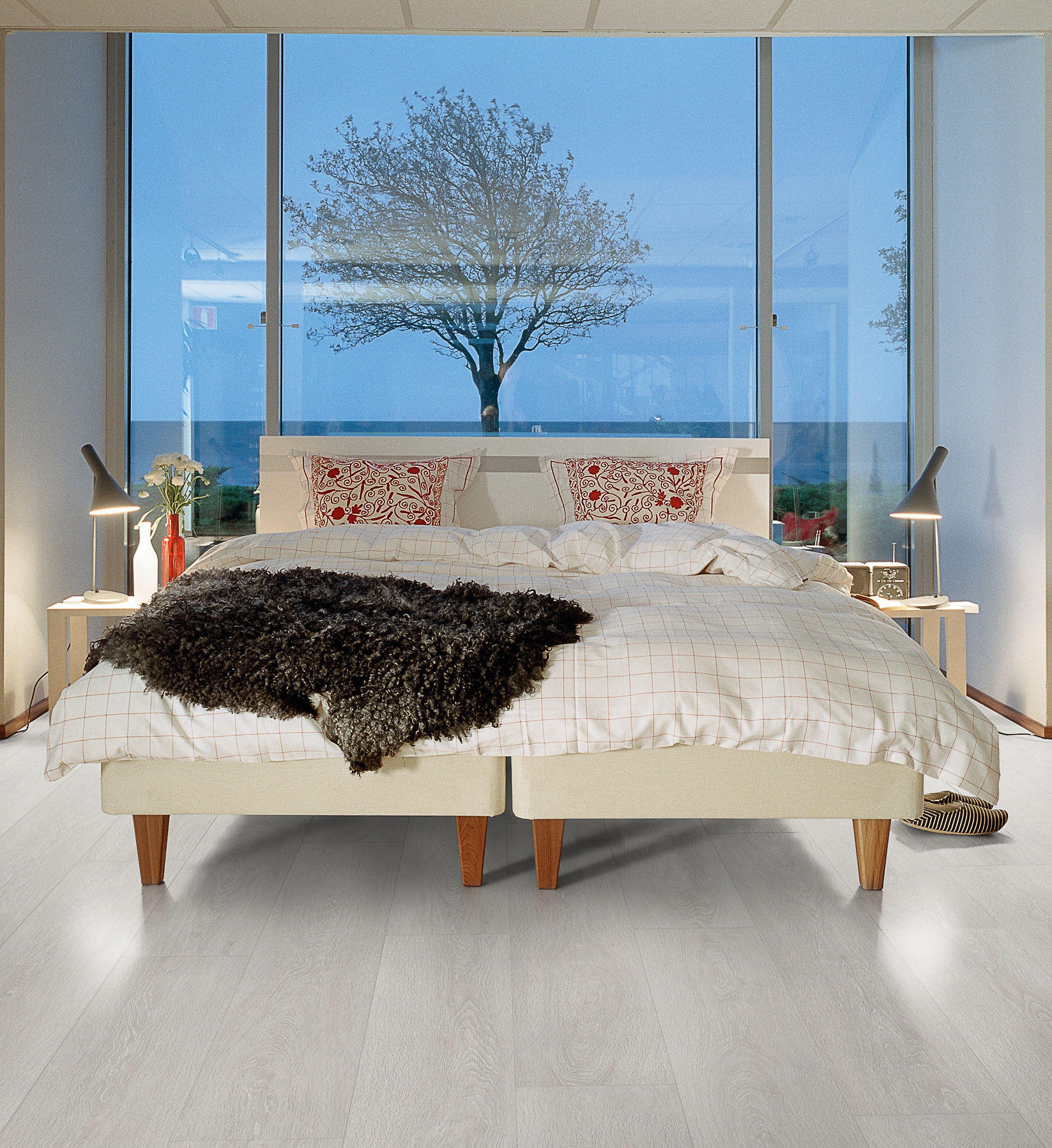 Lyst laminatgulv på soverommet