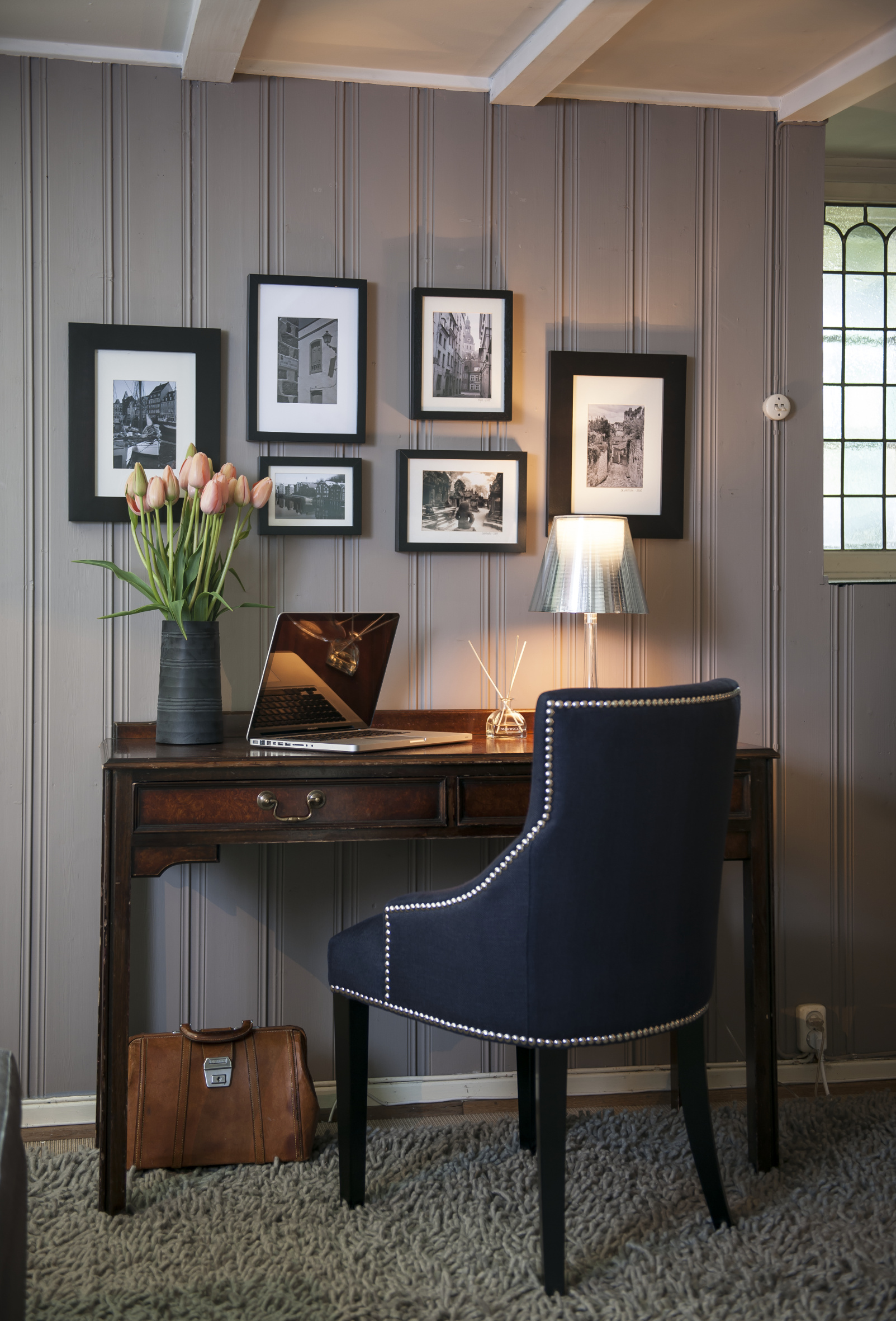 «PÅ KONTORET»: En lekker, liten arbeidsplass har fått rom i et hjørne. 