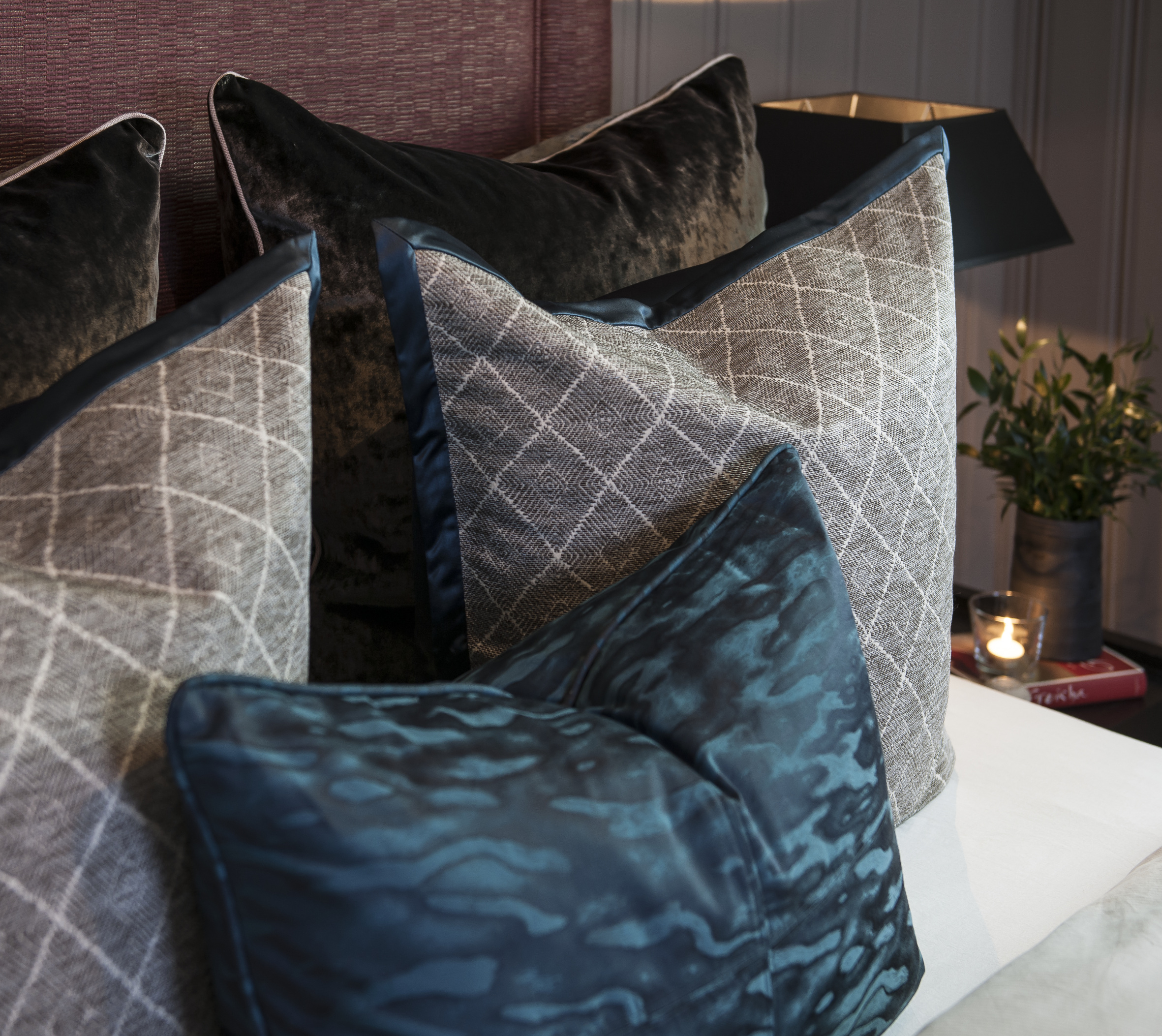 TAKTILT: En salig blanding av ull, silke og sateng. 