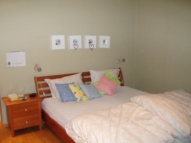 Før: malte vegger, seng og nattbord i kirsebærtre og gyllen eikeparkett. 