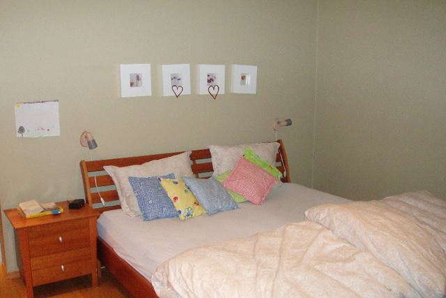 Før: malte vegger, seng og nattbord i kirsebærtre og gyllen eikeparkett. 