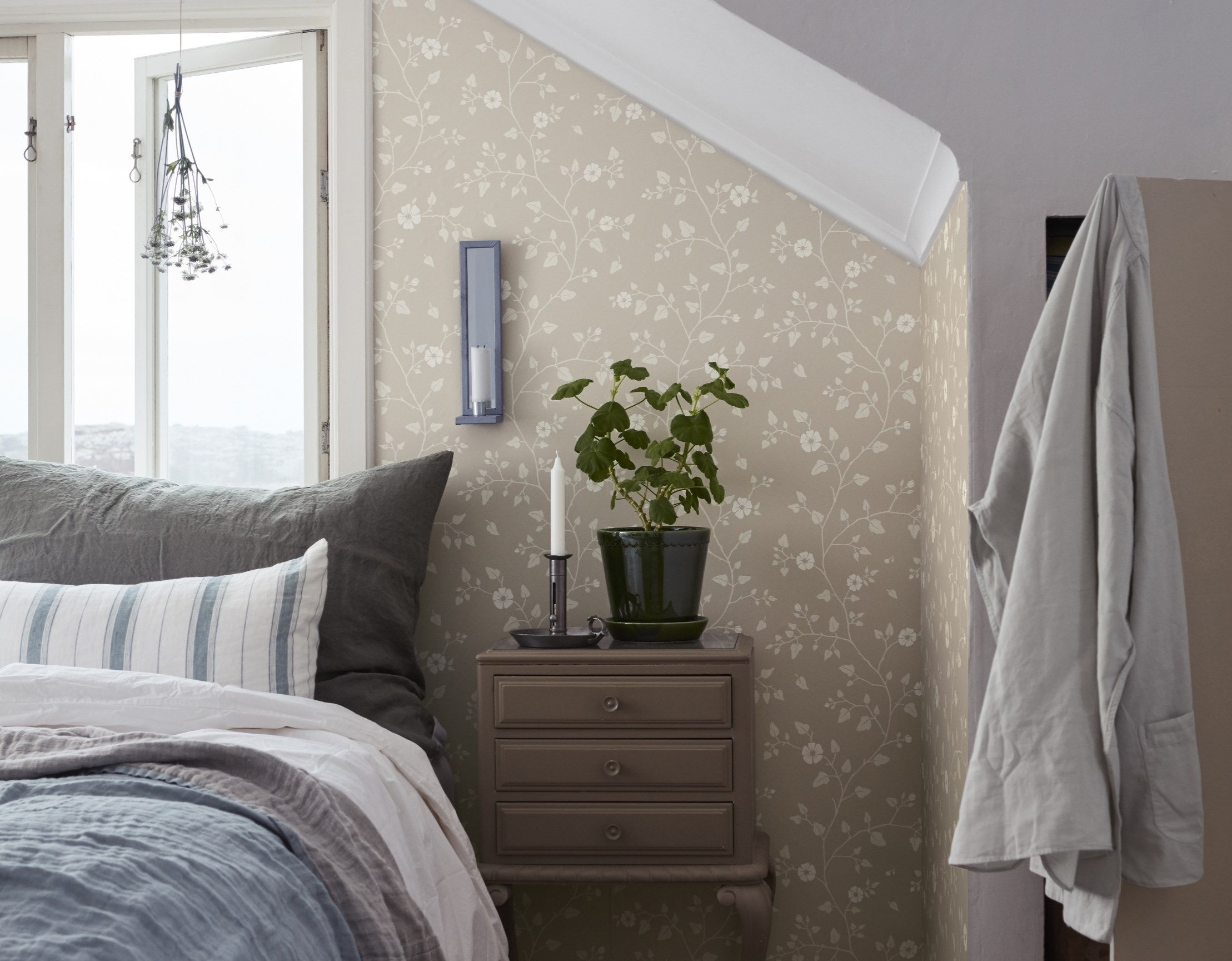 Blått og brunt soverom