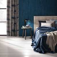 <b>MØRKEBLÅTT:</b> Mange trives godt i mørkeblå soverom, med lange gardiner og tekstiler som luner. (Foto: INTAG)