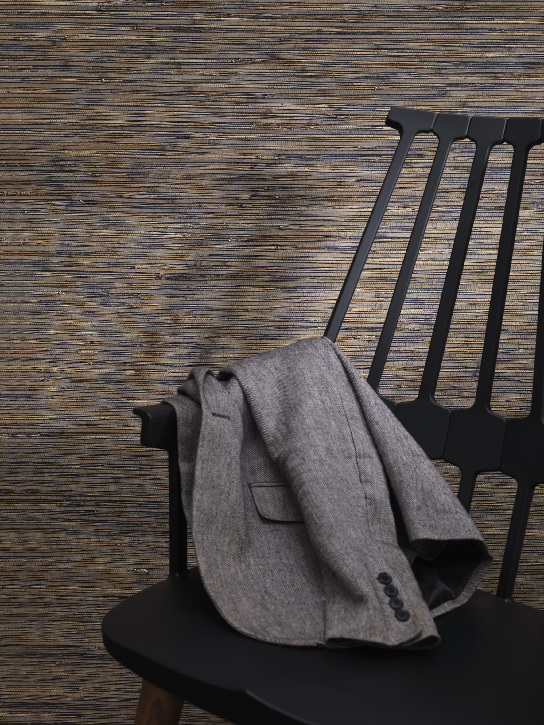 Mørkebrunt stråtapet på soverommet