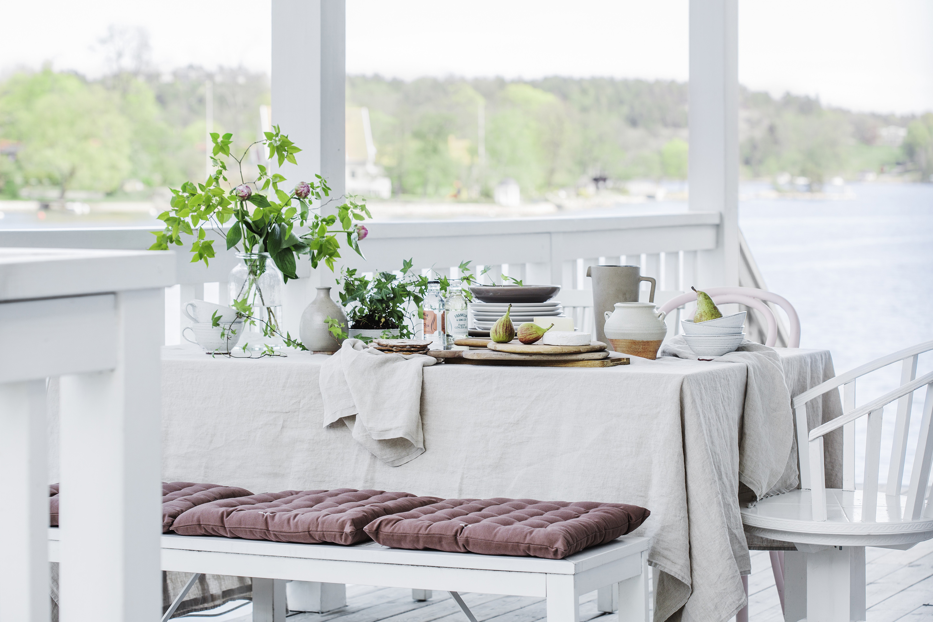 hvitt hus med møbelgruppe med utsikt mot havet