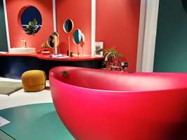 <b>RETROFARGER:</b> Rause farger og runde former preger badene. I avdelingen «The Bathroom Experience» tøyde Villeroy & Boch strikken med spreke utstillinger i flotte, retroinspirerte farger.