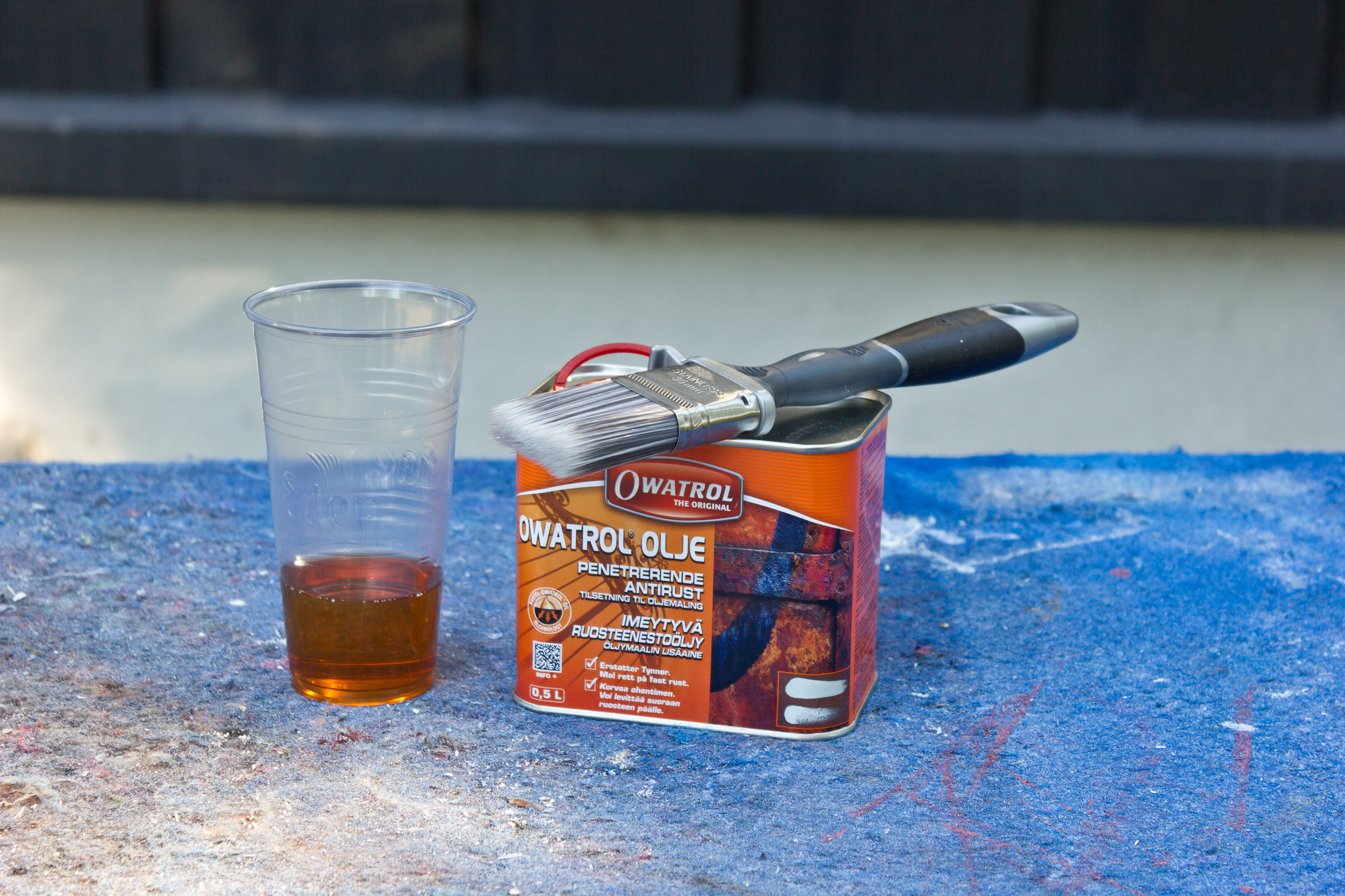 OLJEN: Dette er en sterkt penetrerende olje som stopper rusten fra å utvikles videre og forhindrer ny rustdannelse. Samtidig får overflaten en robust overflate med lite friksjon mot jorden. (Foto: Chera Westman/ifi.no)