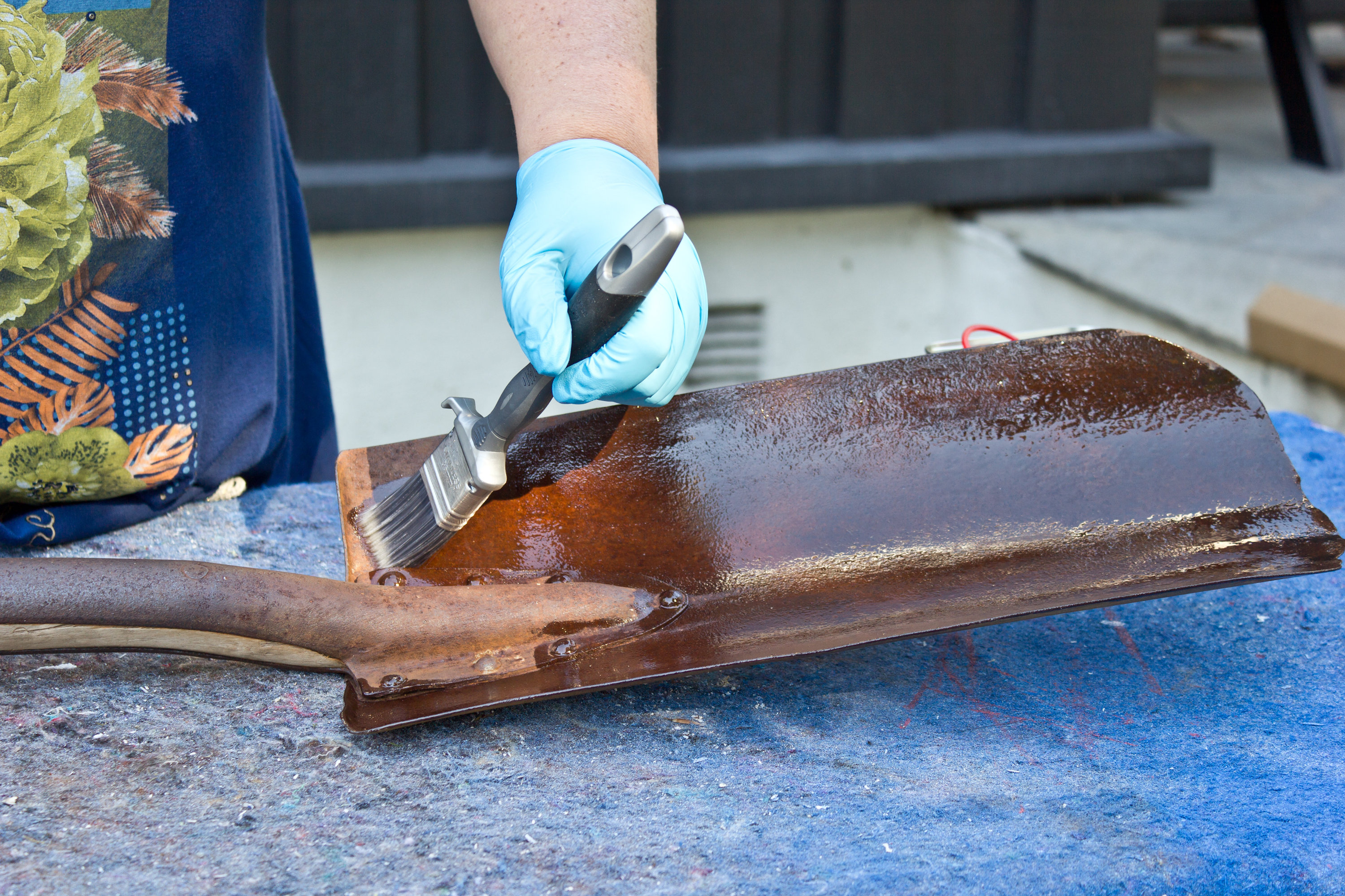 PÅFØRING: Oljen påføres vått-i-vått til metallet og rusten er mettet og overflaten har fått en jevn glans etter tørk. (Foto: Chera Westman/ifi.no)