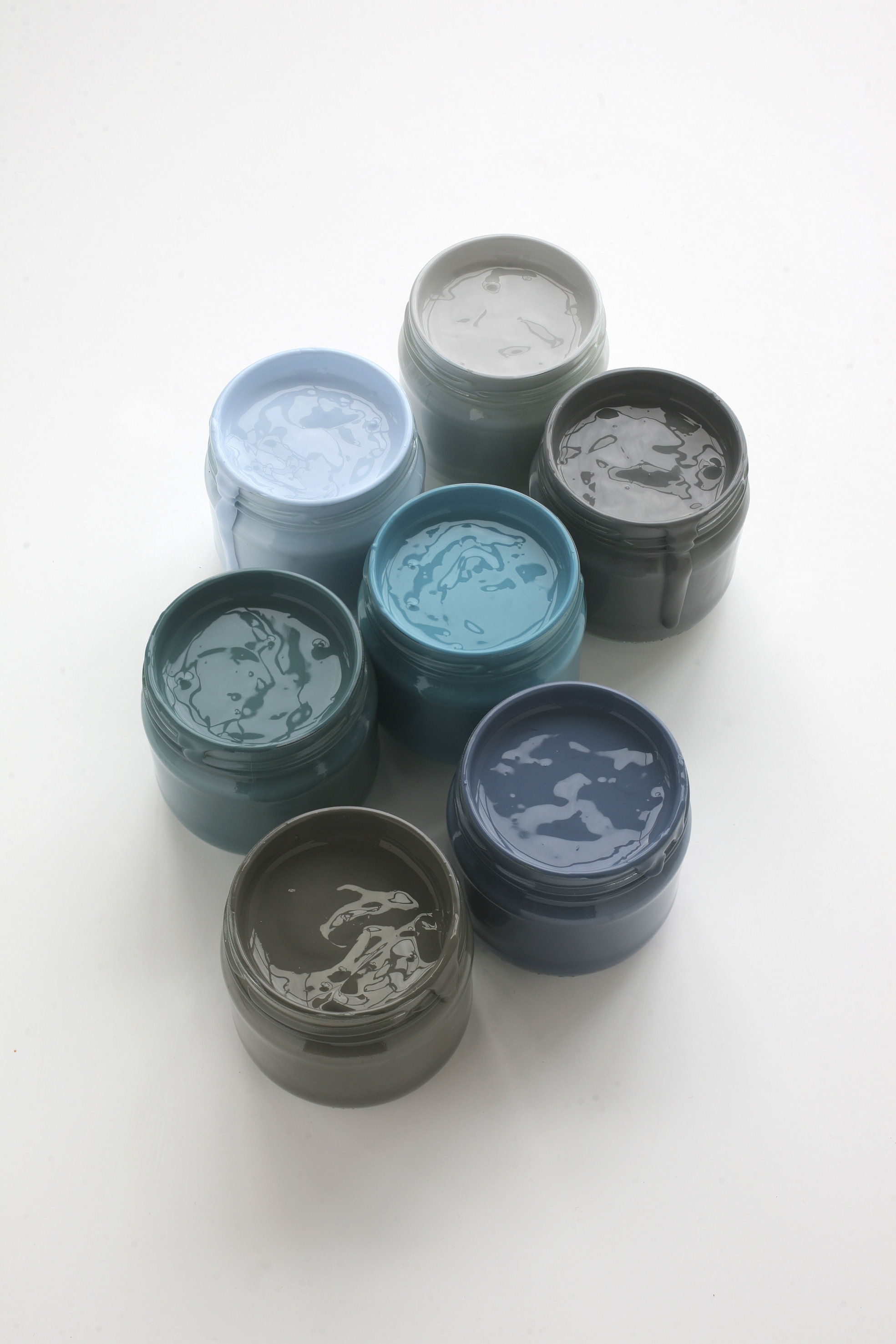 Et rent syltetøyglass med tettsittende lokk kan være bra til å oppbevare en liten malingrest i.