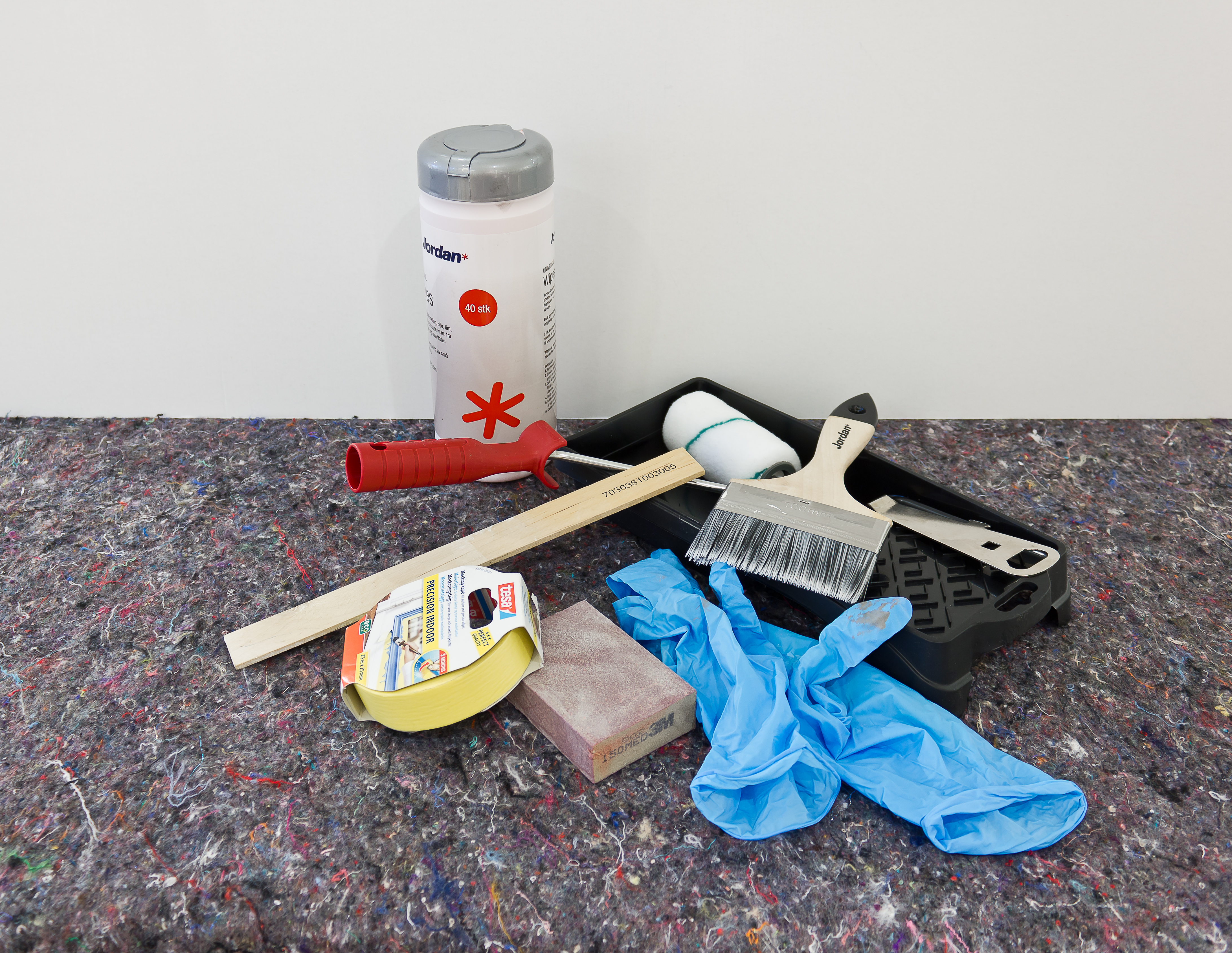 Utstyret du trenger: maskeringstape, engangshansker, wipes, malerull, fordriver, rullekar, boksåpner, rørepinne, slipekloss og dekkefilt.