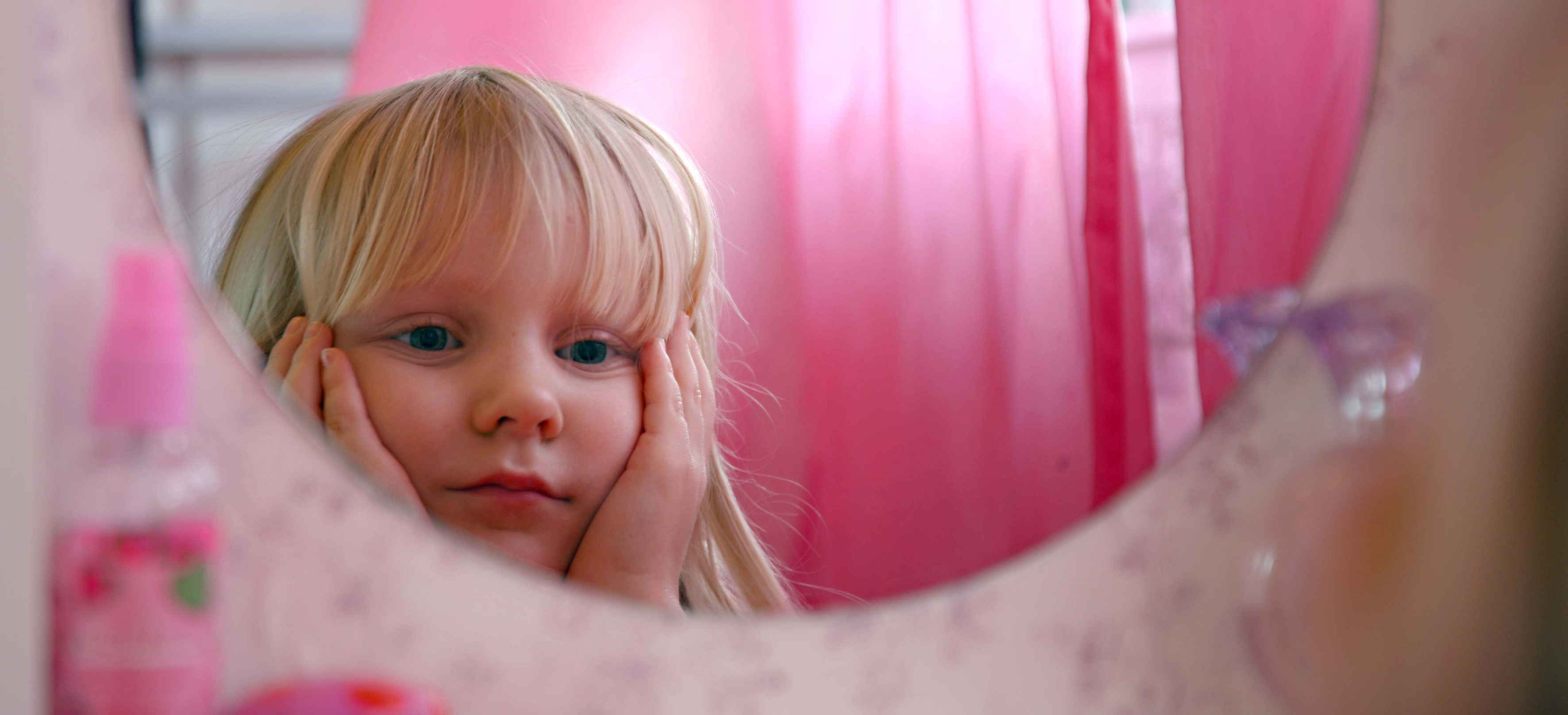 Lille speil på veggen der