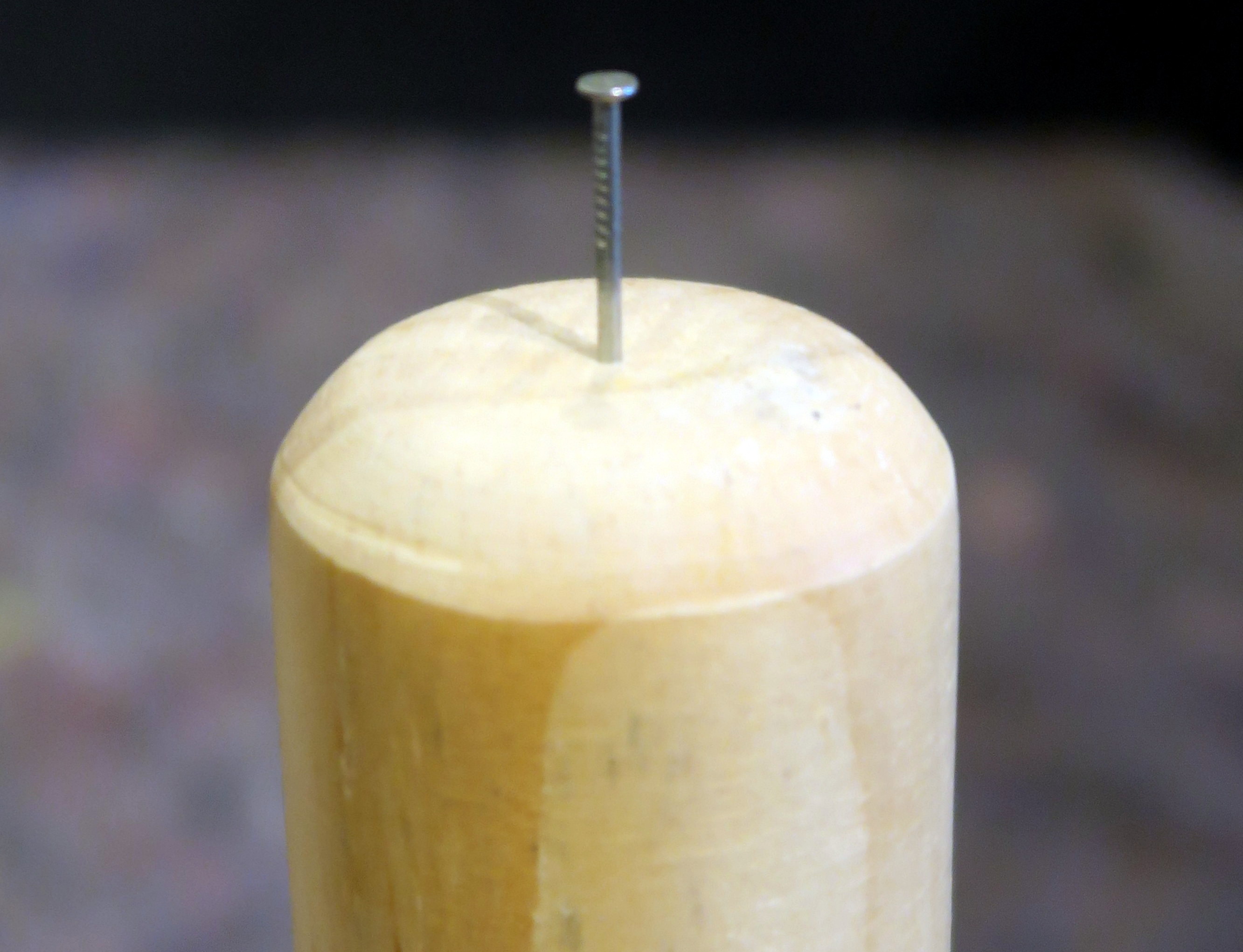 SPIKER: Et lurt triks er å feste en spiker under hvert bein.