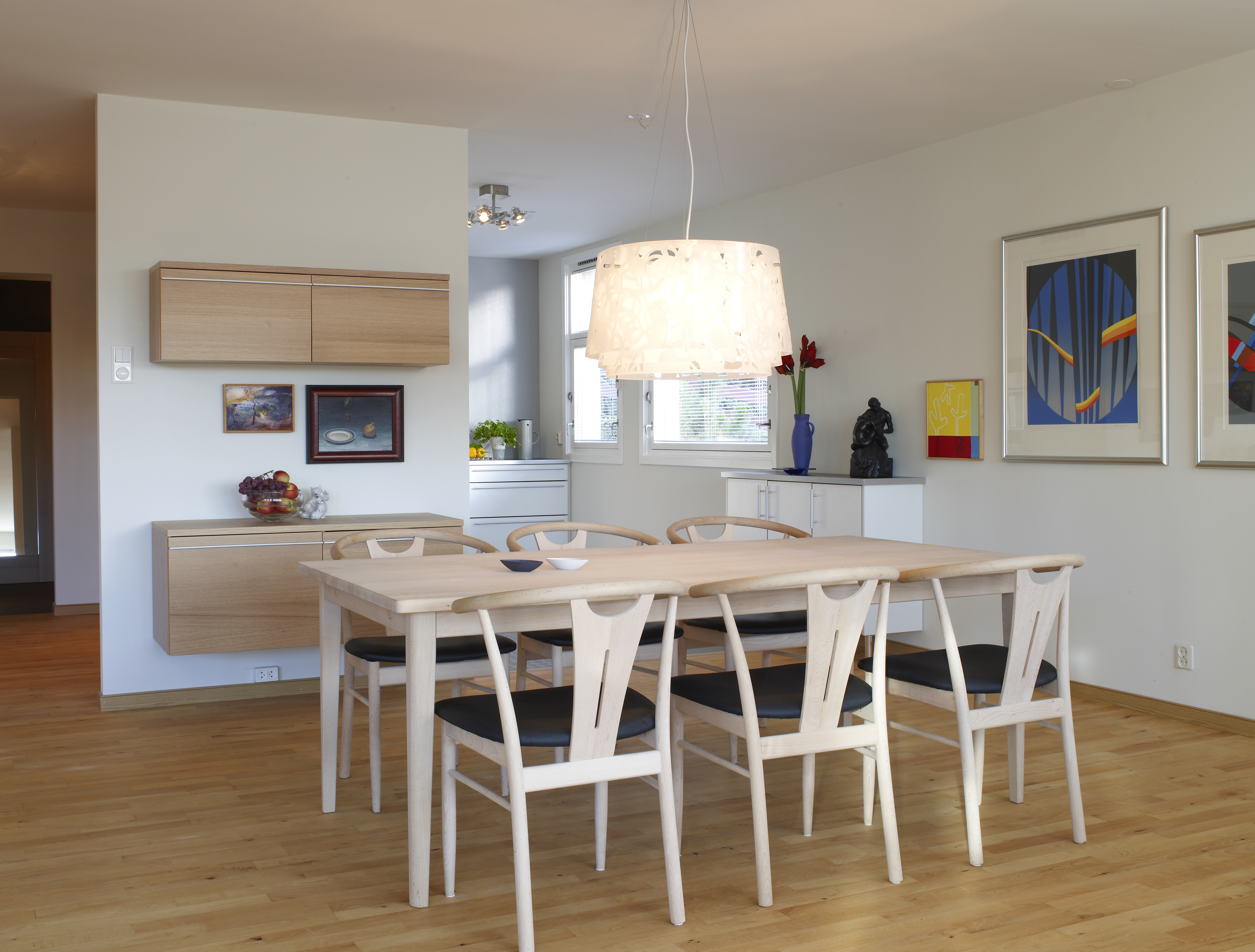 Ru overflate på spisestuebordet