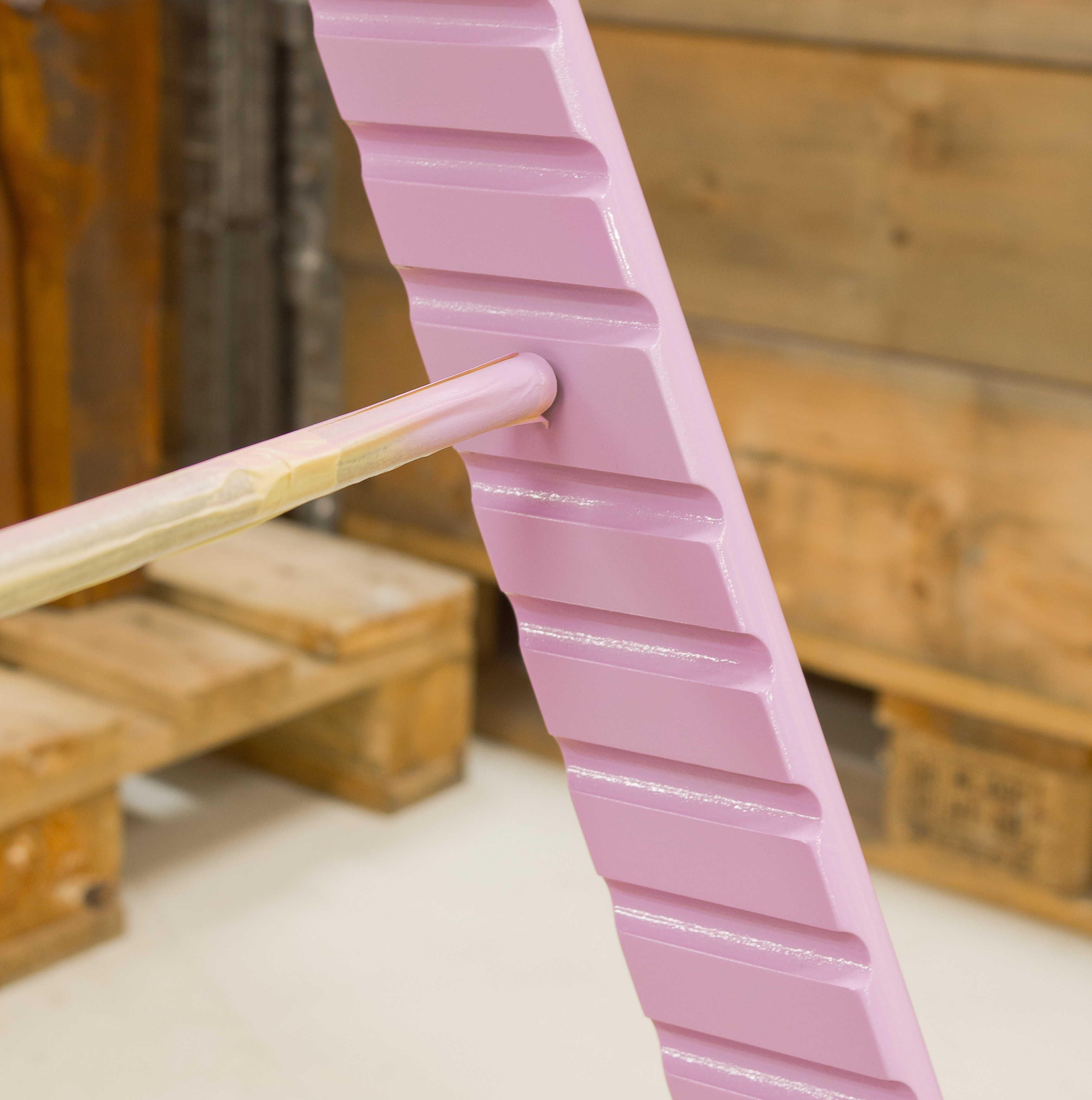 Spraymaling er godt egnet til rillene, der det er lett å få sig ved maling med pensel.