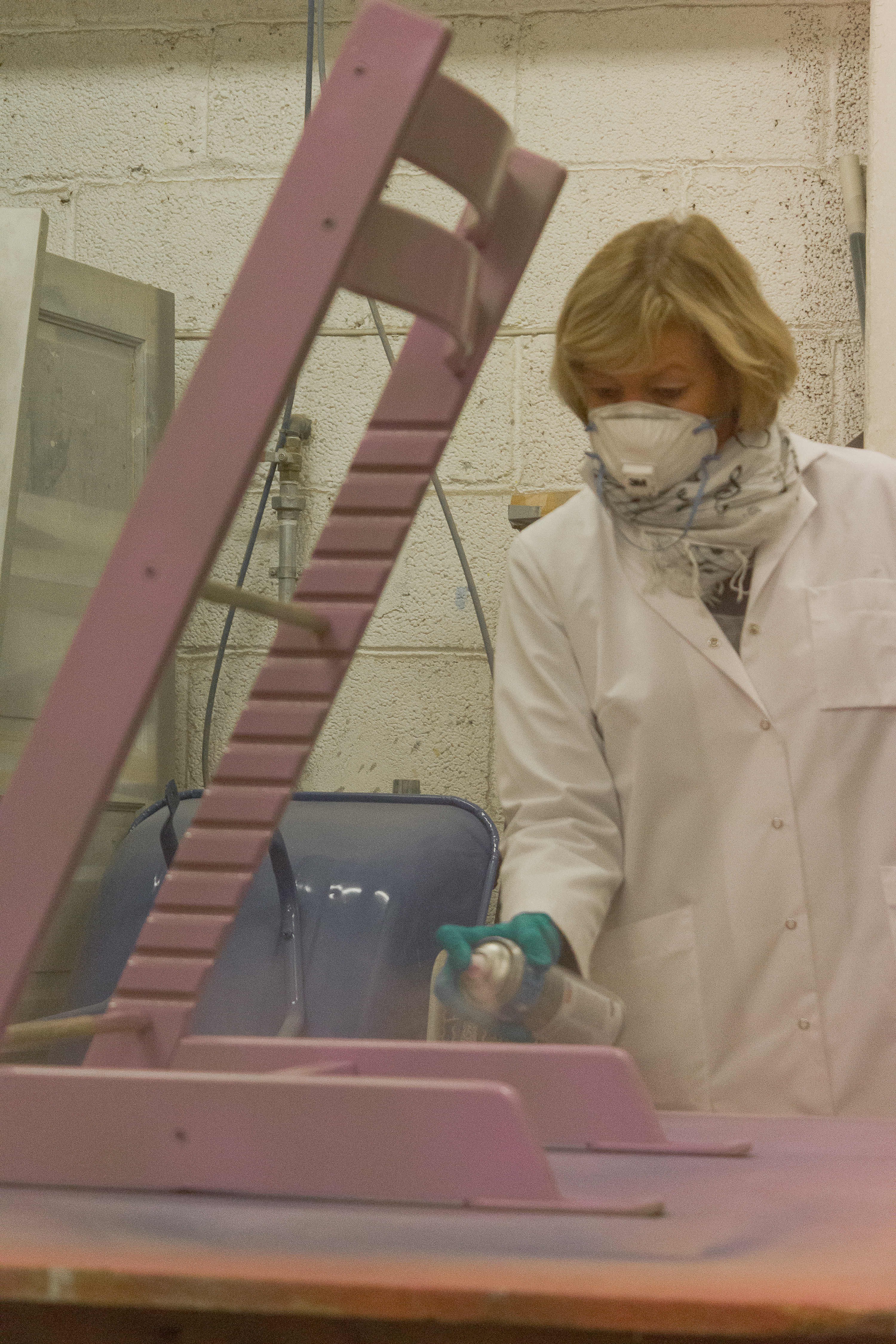 Spray heller mange tynne lag enn ett tykt – på den måten unngår du sig i malingen. 