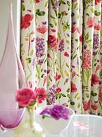Mer mønster og mer luksuriøse tekstiler brukes til gardinstoff. Og gardinene syes på klassisk måte.
