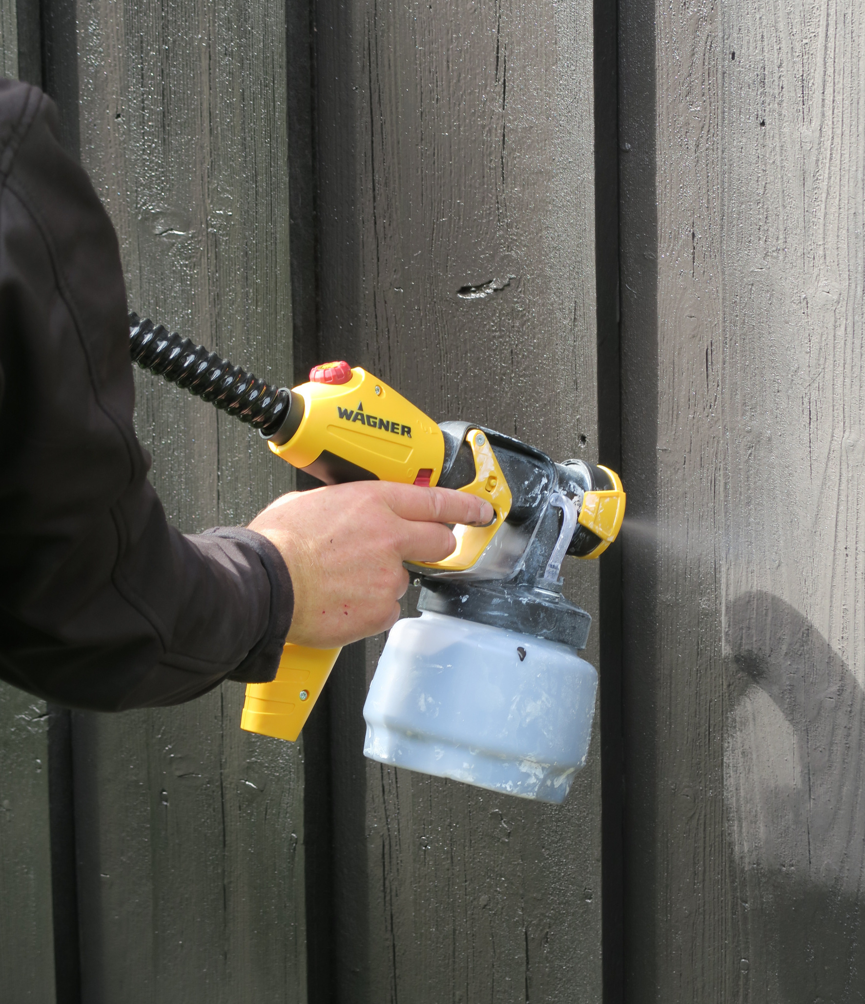 SPRØYTE GAL: Bjørg Owren, kreativ leder hos ifi.no, håper det ligger en malesprøyte under treet i år. (Foto: Kristian Owren/ifi.no)