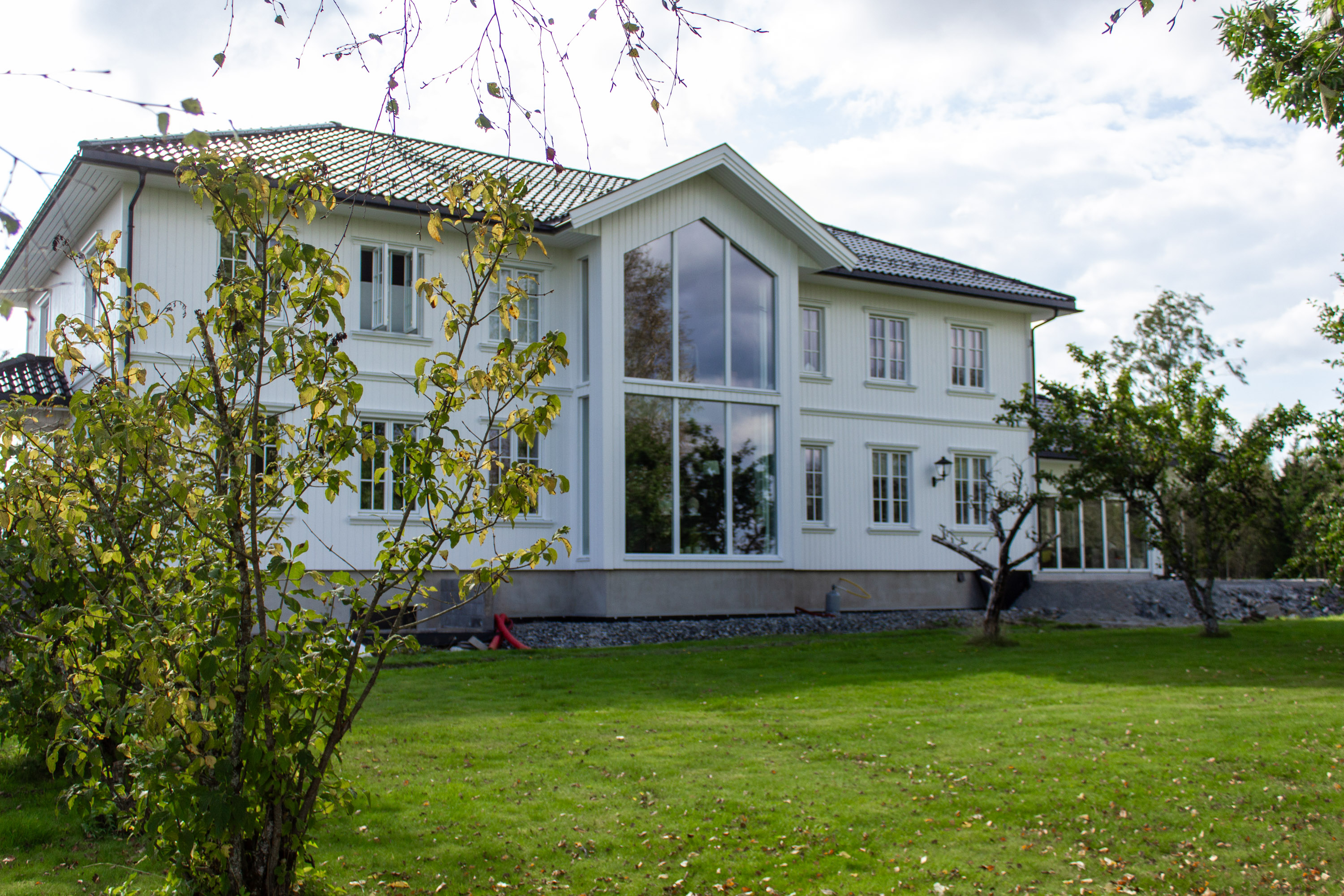 hvitt hus vinduer tre gress