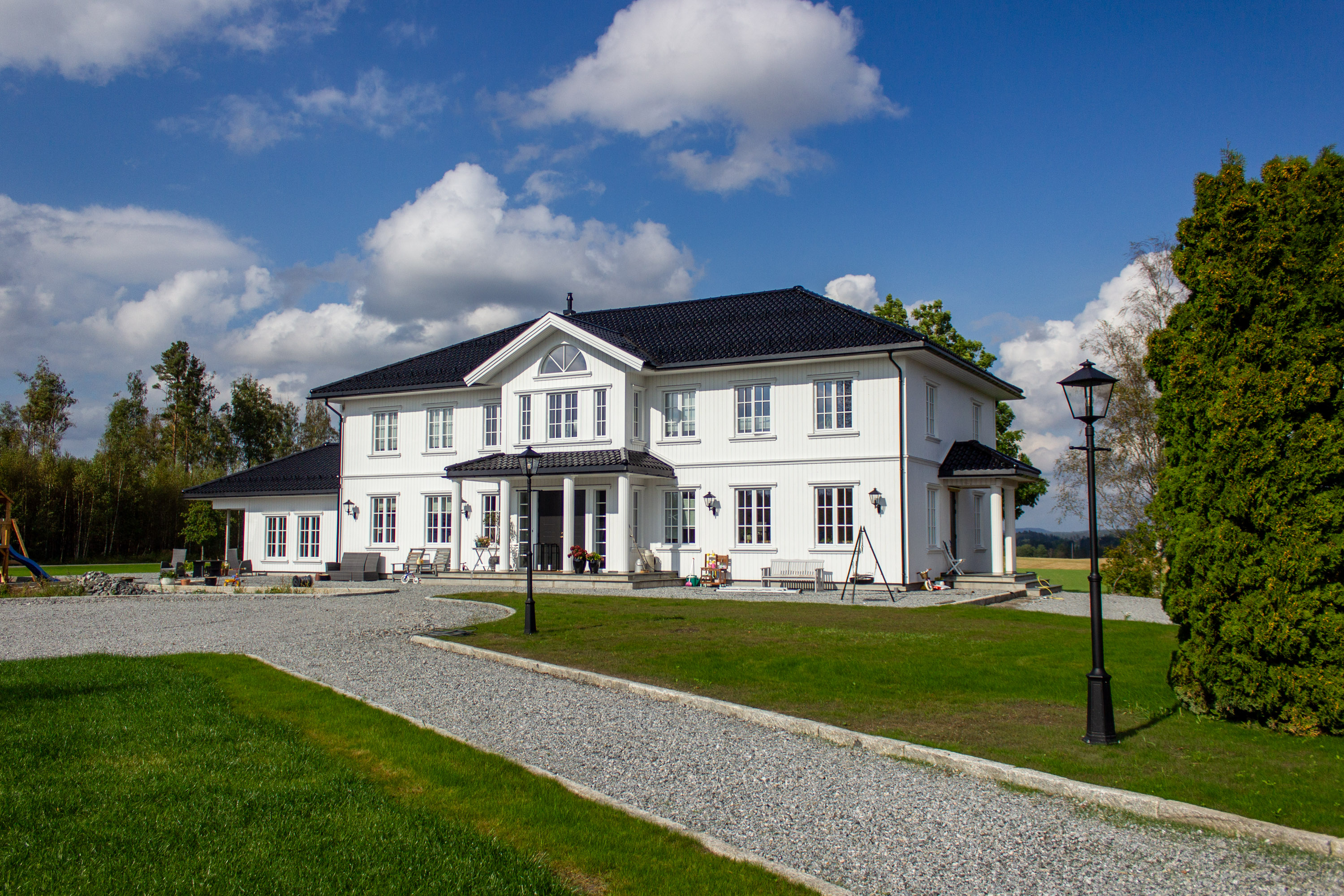 Når gårdshuset skal være kritthvitt – og holde seg slik