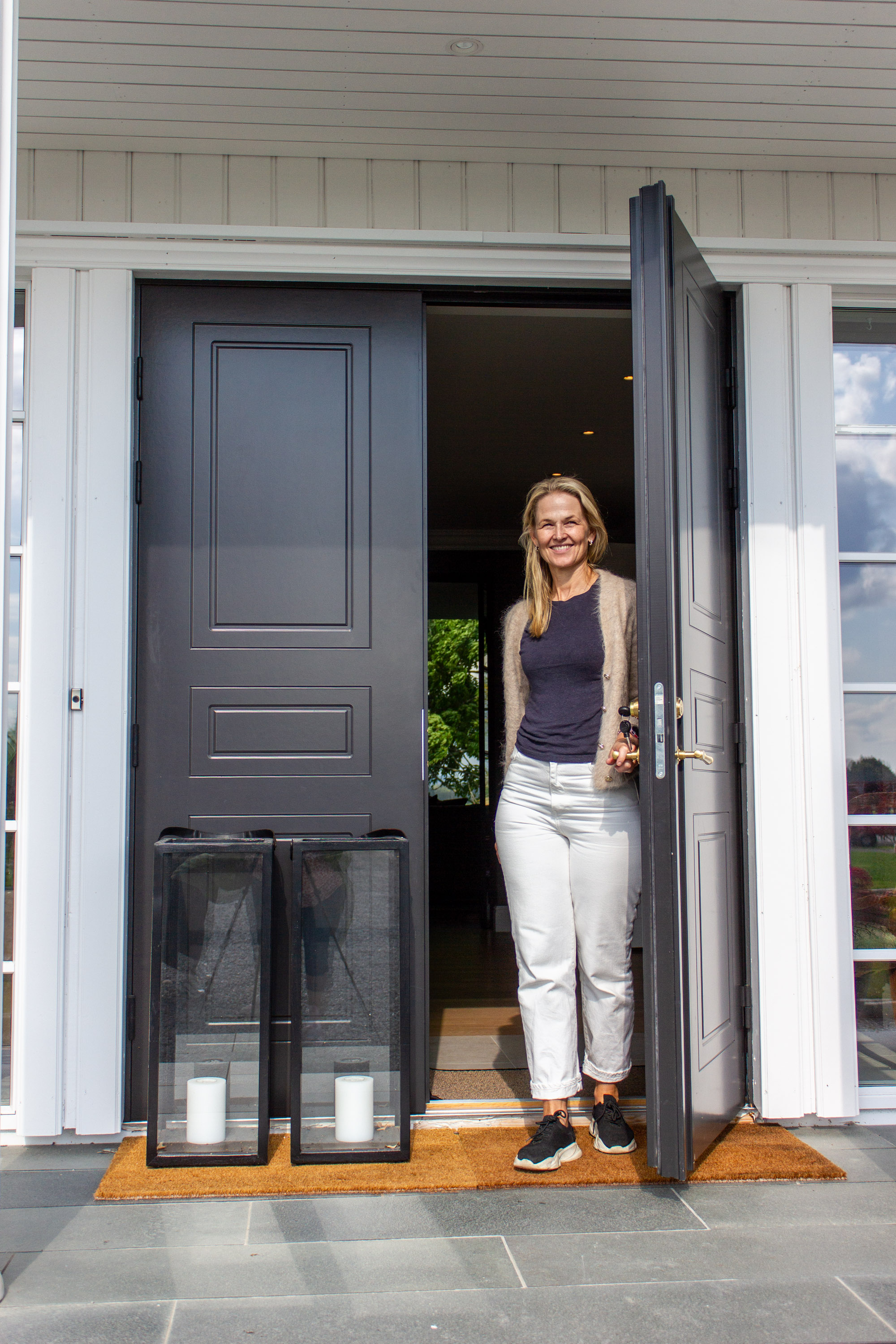 dame svart dør hvitt