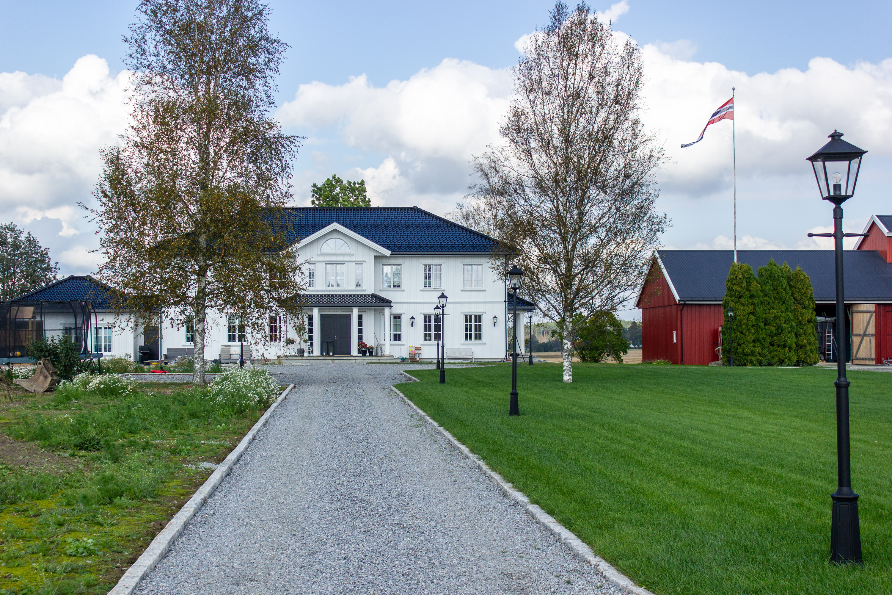 alle gress hvitt hus svart tak