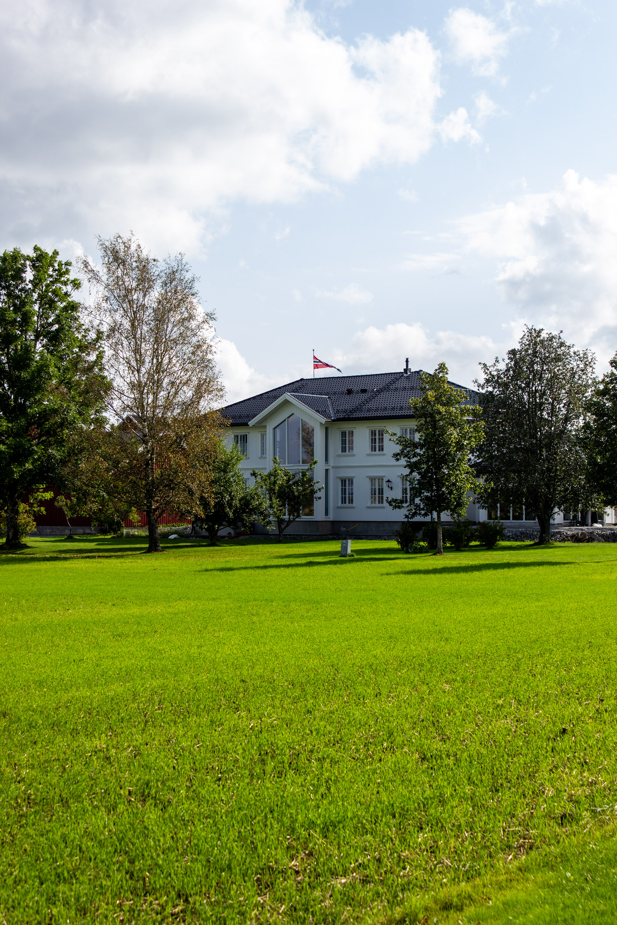 gress hvitt hus gård