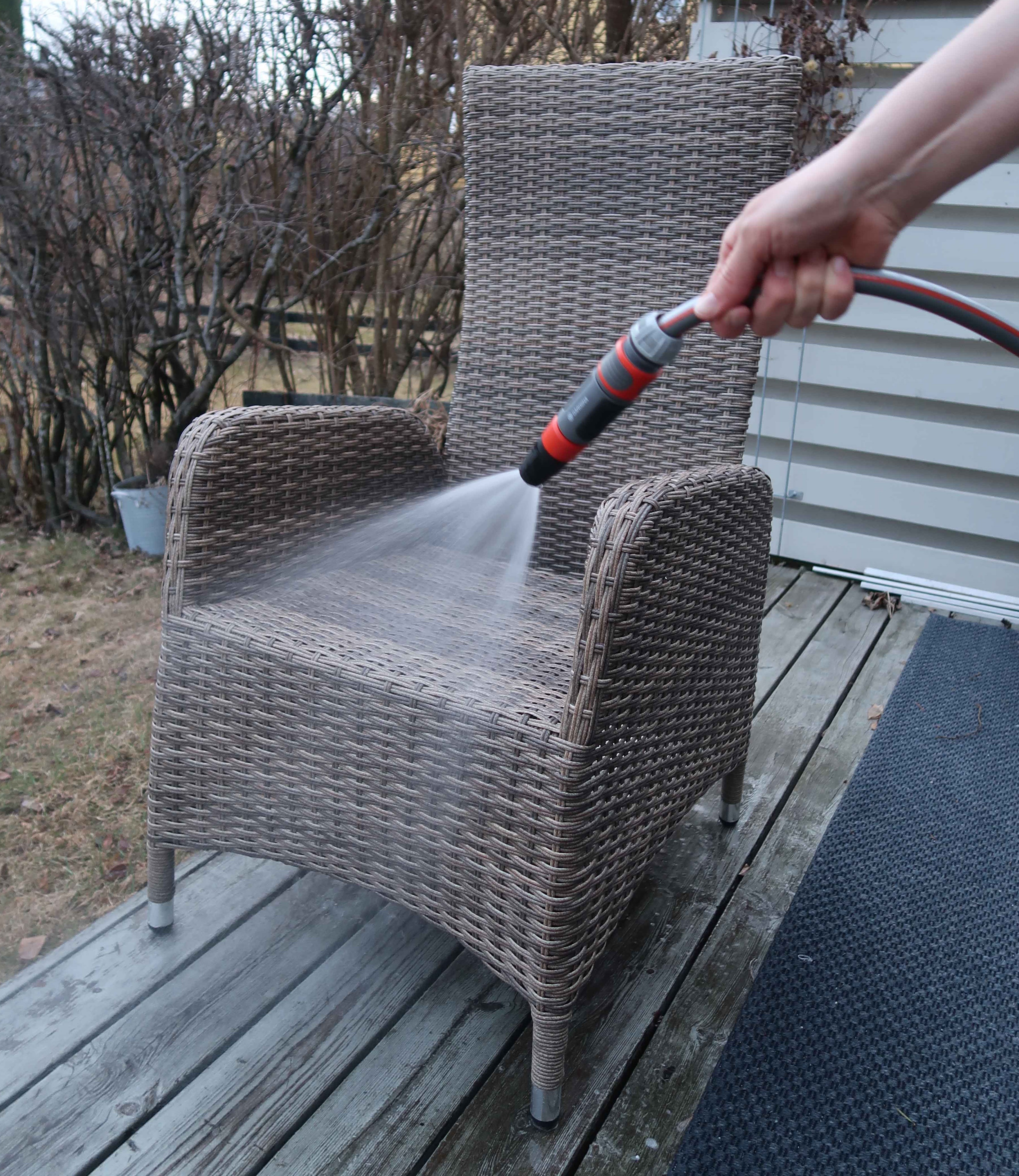 Vaske hagemøbler i kunstrotting