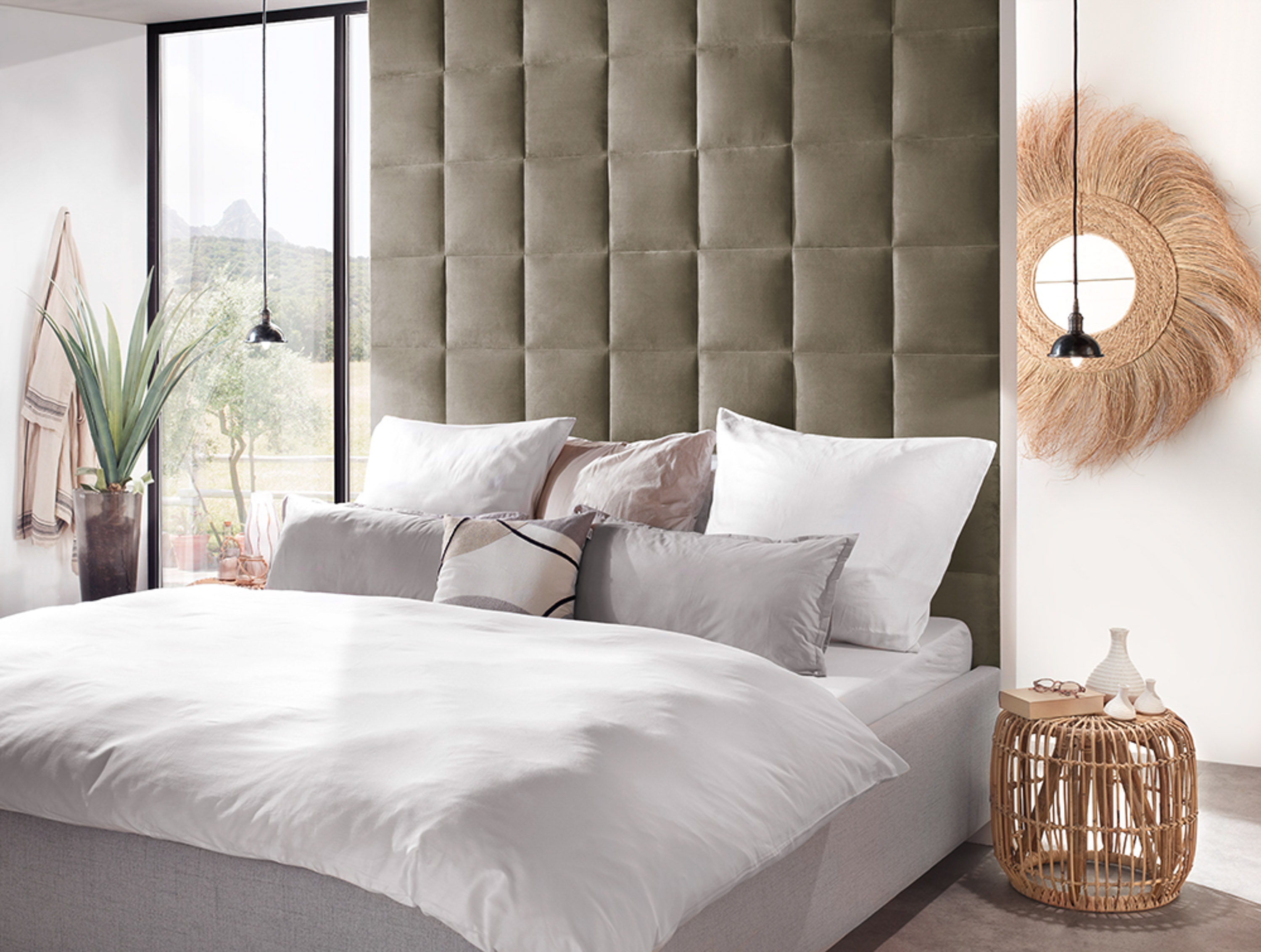 seng foran vegg med polstret veggpanel 