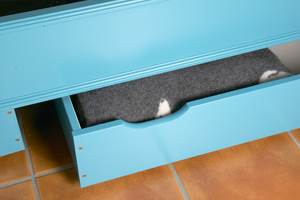 Skuffer under sengen gir plass til dyne, pute, tepper og sengetøy.