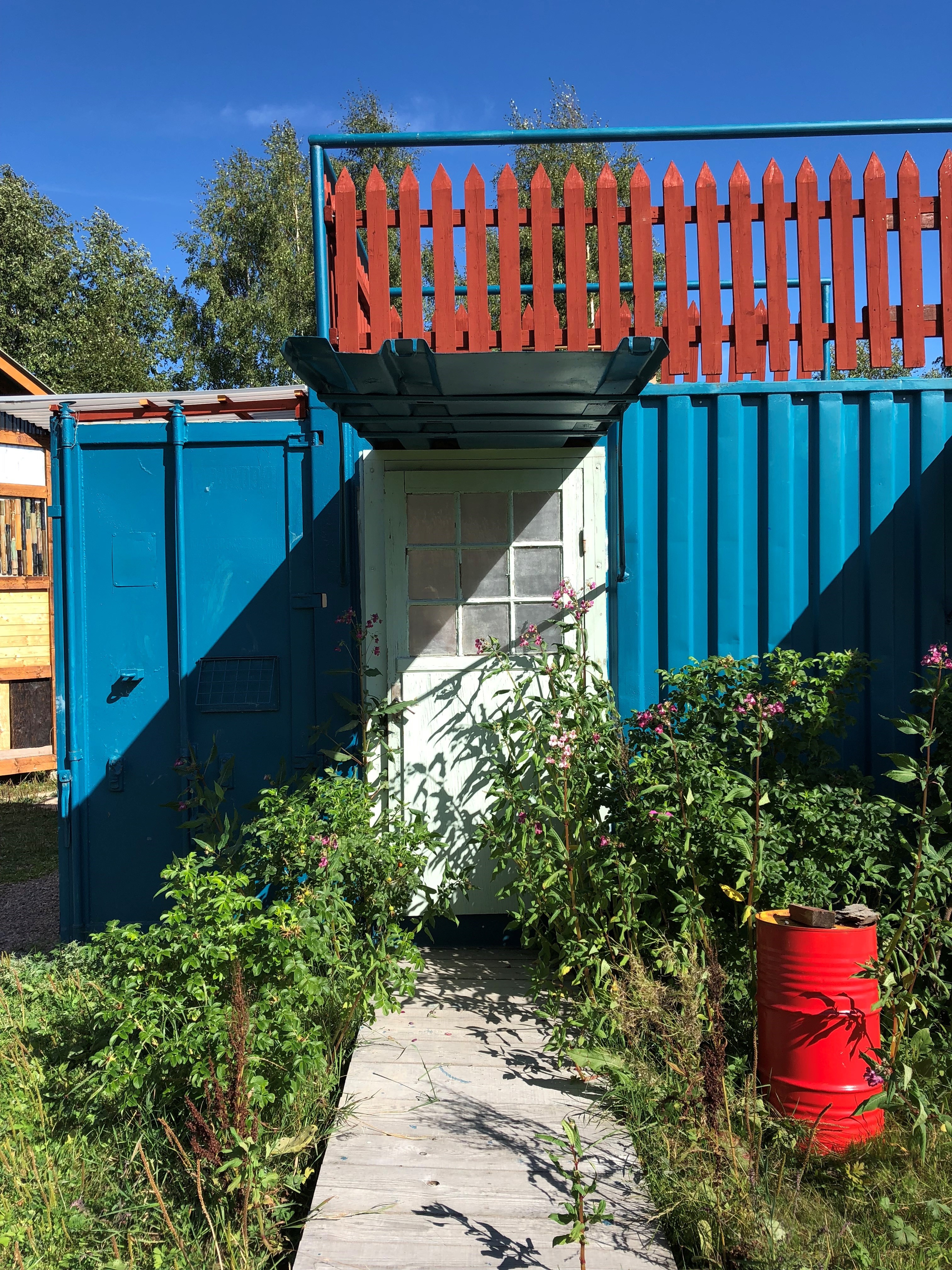 rødt stakitt blått bygg