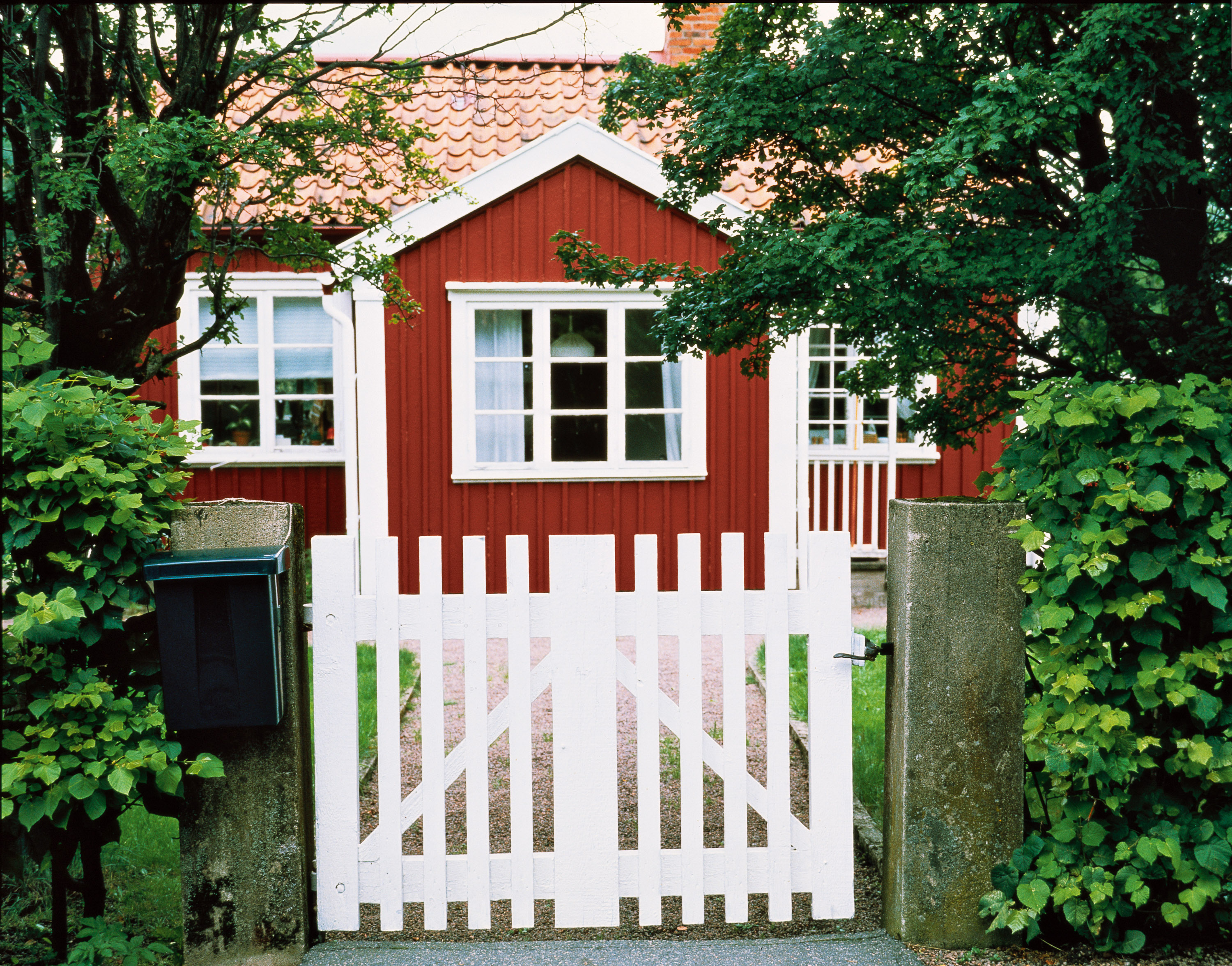 rødt hus hvit port