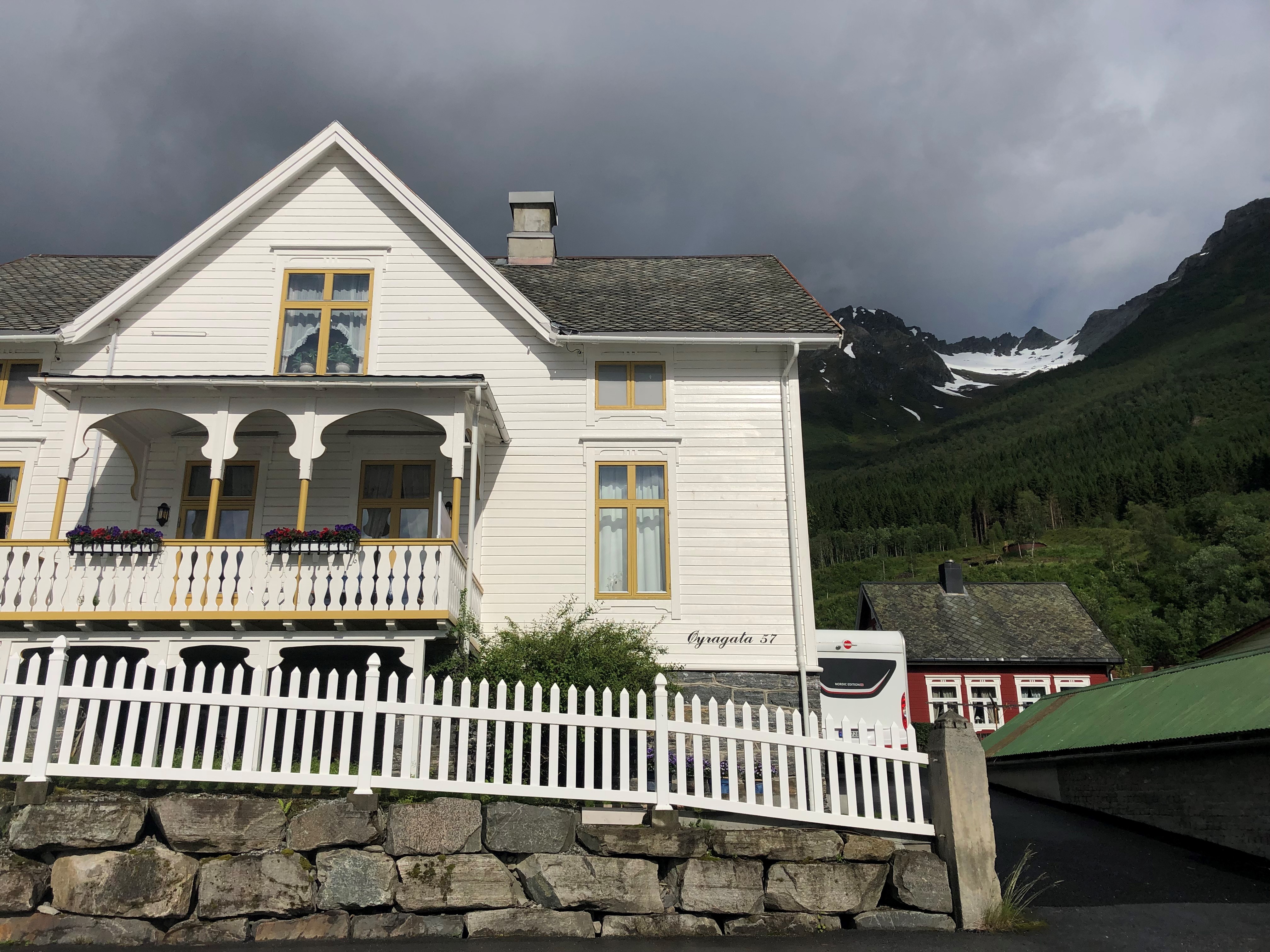 hvitt gjerde gammelt hus