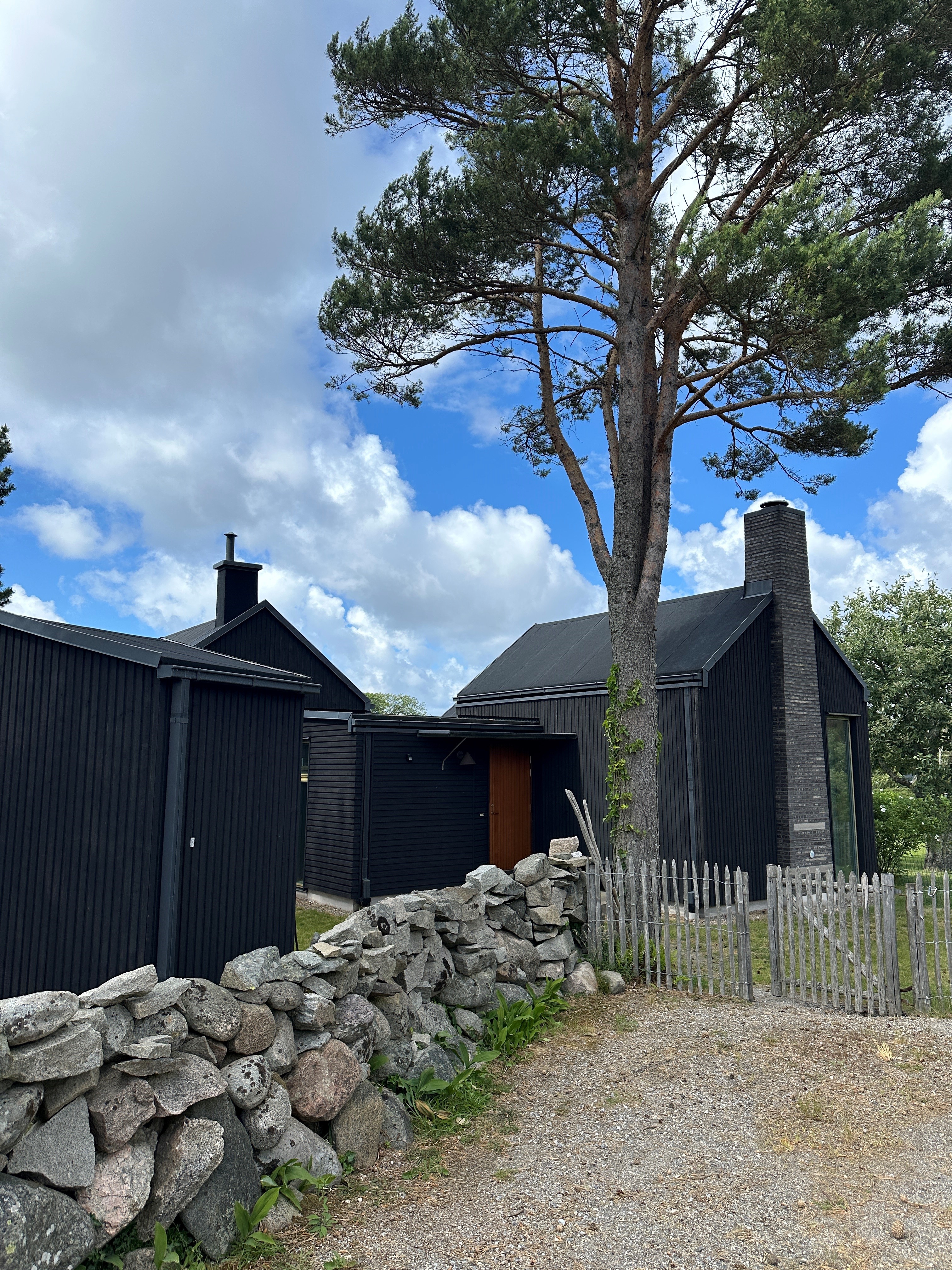 natur brunt hus steingjerde naturtomt