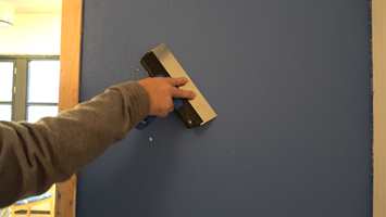 STÅLSPARKEL: Skrap over veggene med en stålsparkel for å fjerne unødvendige forhøyninger før du sparkler.