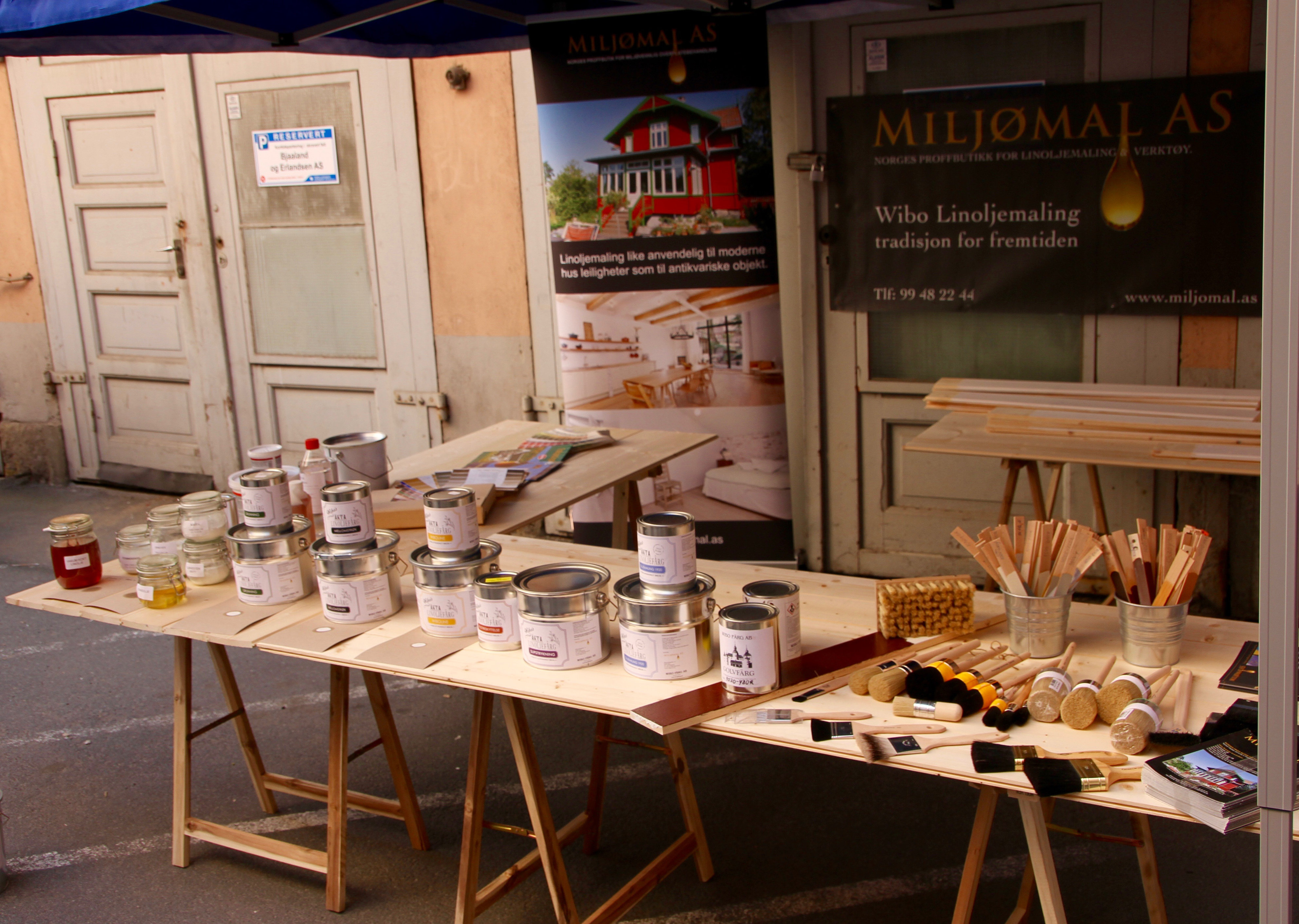 Miljømal med Johnny Spangen i spissen, inviterte nylig til en liten utstilling der linoljemaling stod i sentrum. 