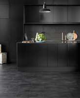 <b>KJELLER:</b> Kjøkkenkrok i kjellerstuen kan like gjerne være sort. Gulvet Starflor Klikk er fra Tarkett. (Foto: Tarkett)