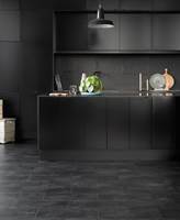 KJELLER: Kjøkkenkrok i kjellerstuen kan like gjerne være sort. Gulvet Starflor Klikk er fra Tarkett. (Foto: Tarkett)