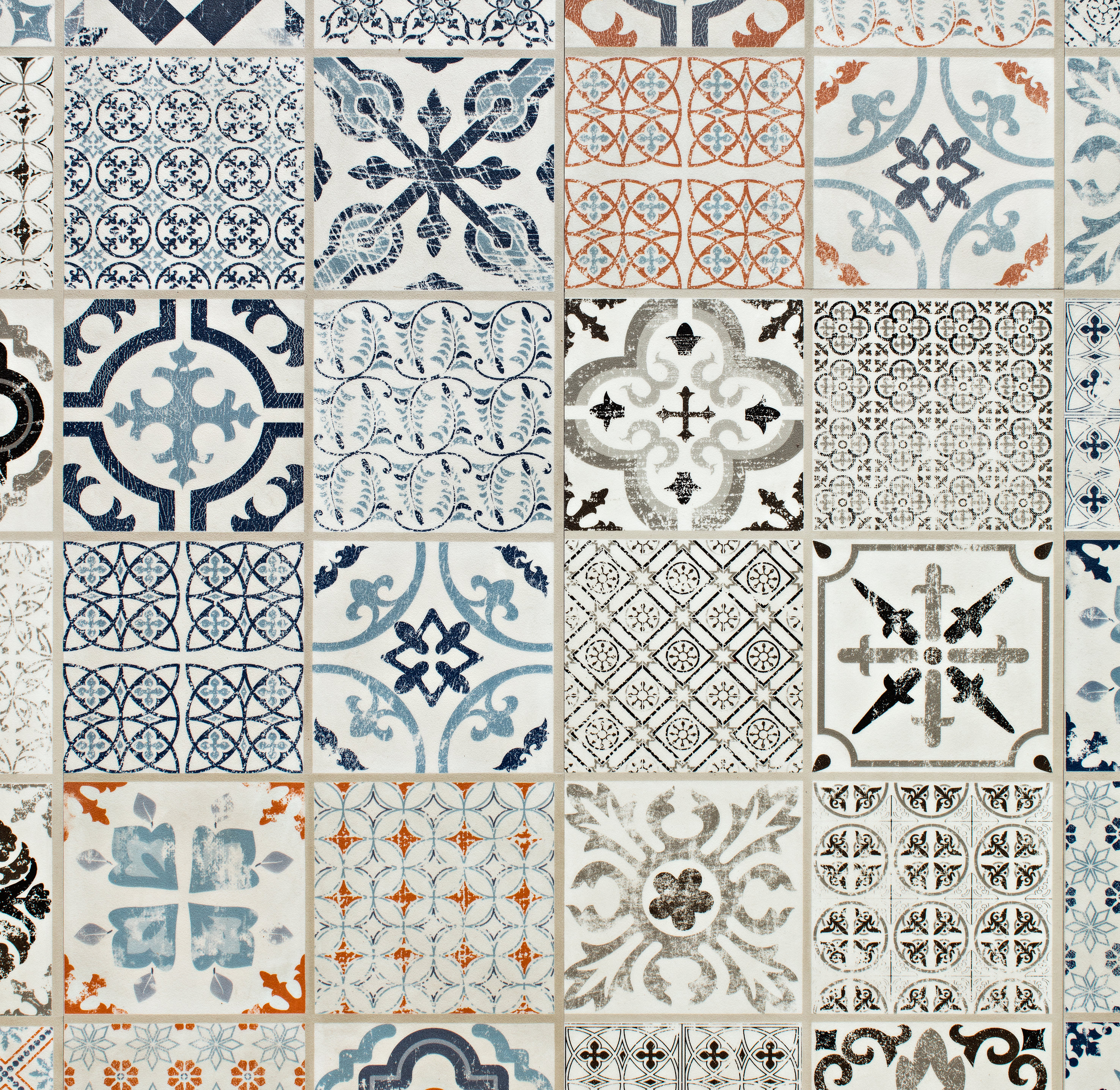 Den sterke overflatebehandlingen gjør at gulvet tåler normal slitasje fra for eksempel husdyr og aktive barn. I tillegg er det ftalatfritt og legges uten lim.