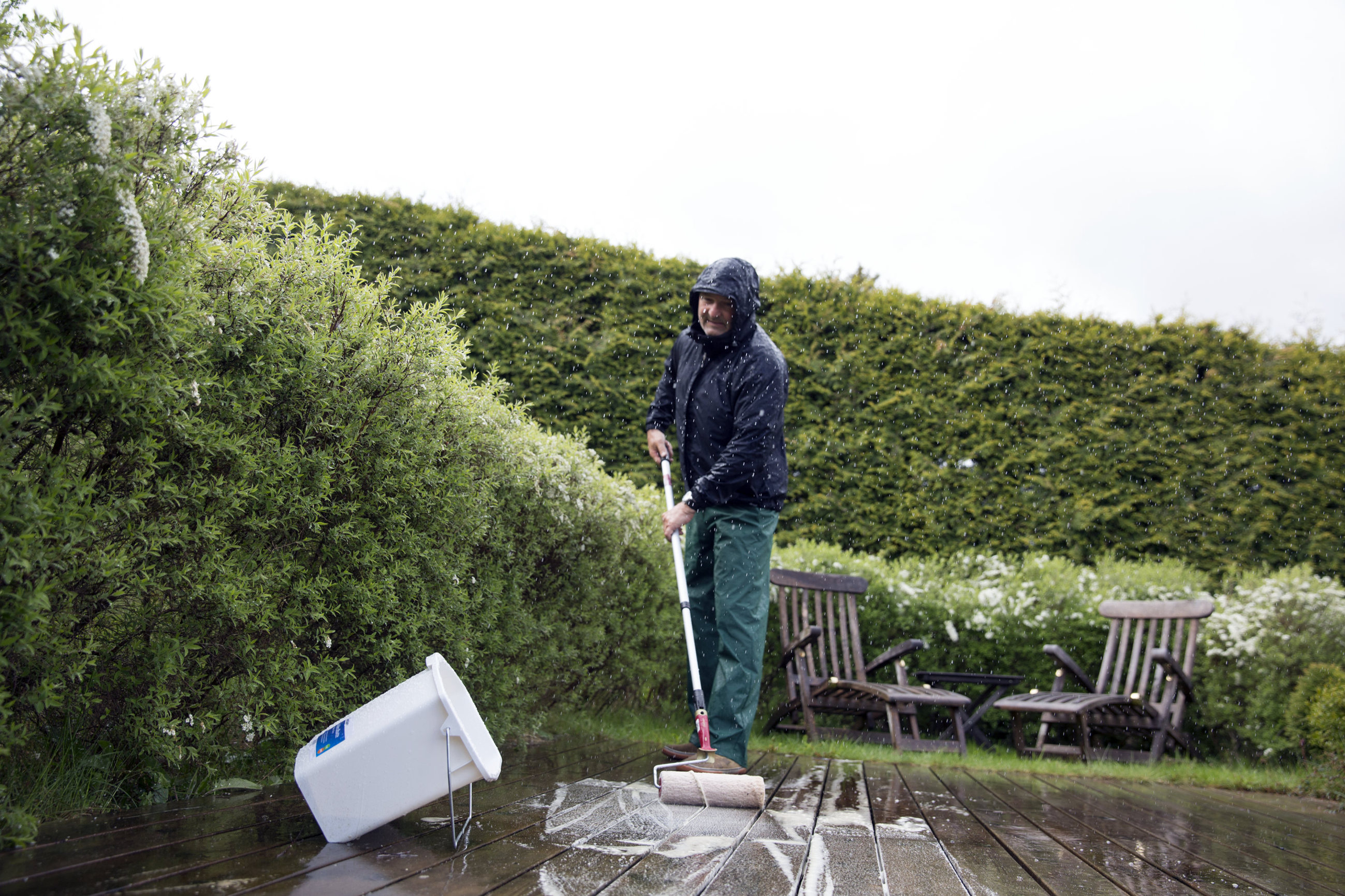 Vaske terrassen i regnvær