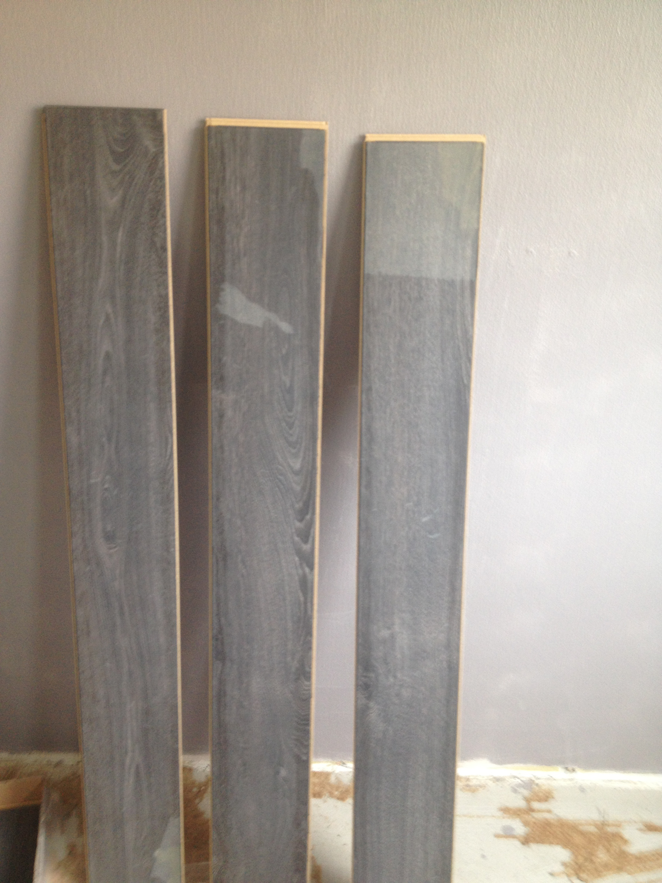 TRANSPORTFUKT: Vinylstaver som er blitt fuktig under transport kan få hvite skjolder. Disse forsvinner under akklimatiseringen. (Foto:Gerflor)