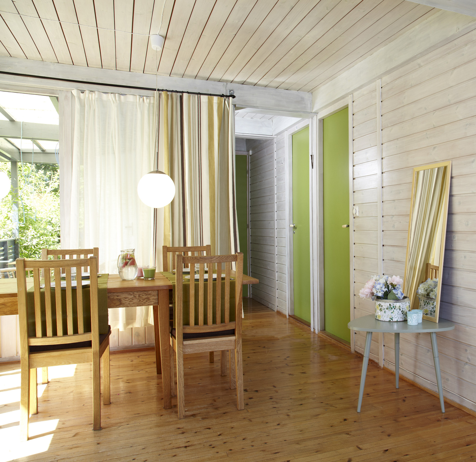 De gressgrønne dørene kommer mer til sin rett nå som veggene har blitt hvitere, og skaper en spennende kontrast i rommet.   